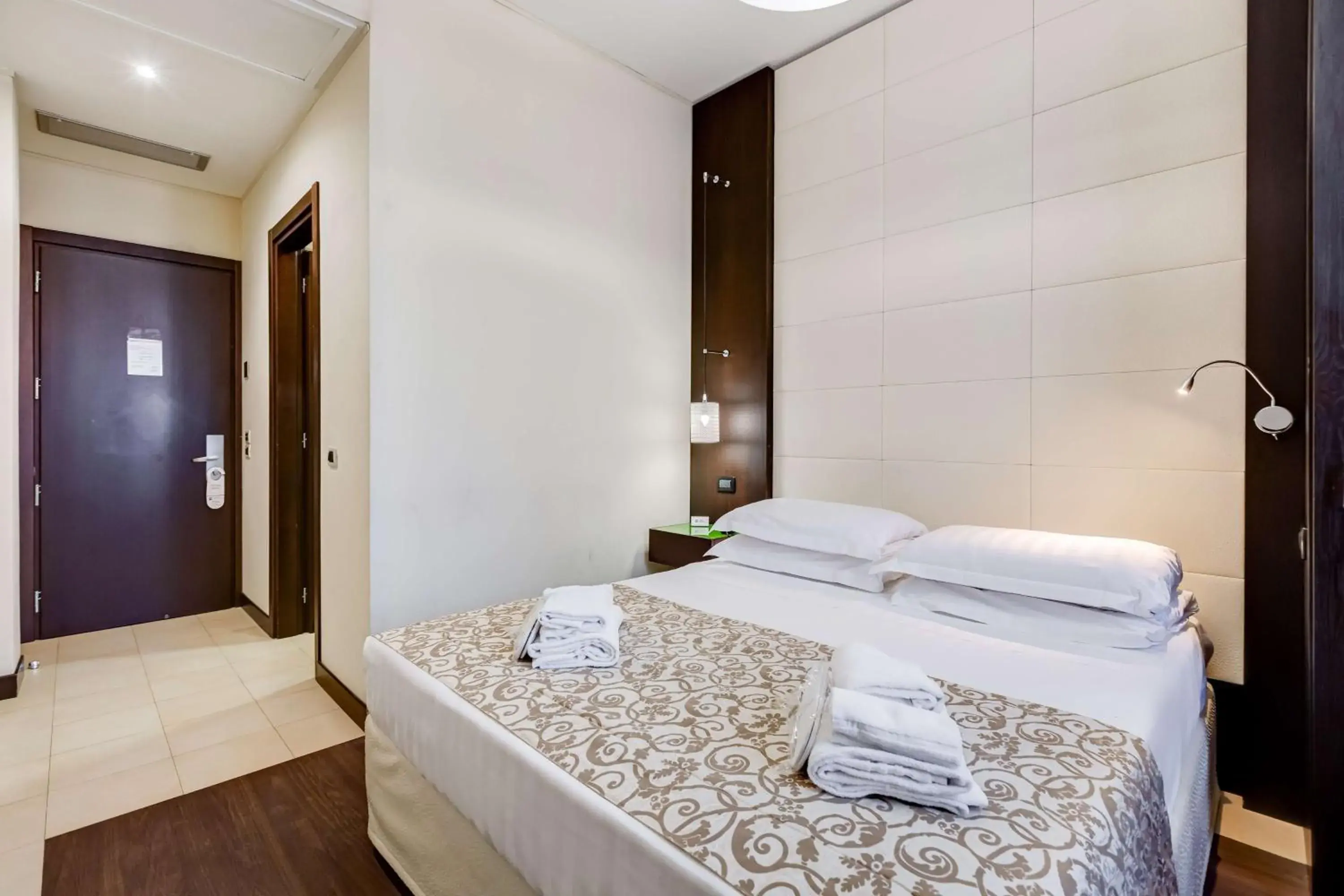 Standard Queen Room in Best Western Cinemusic Hotel Standard Queen Room in Best Western Cinemusic Hotel