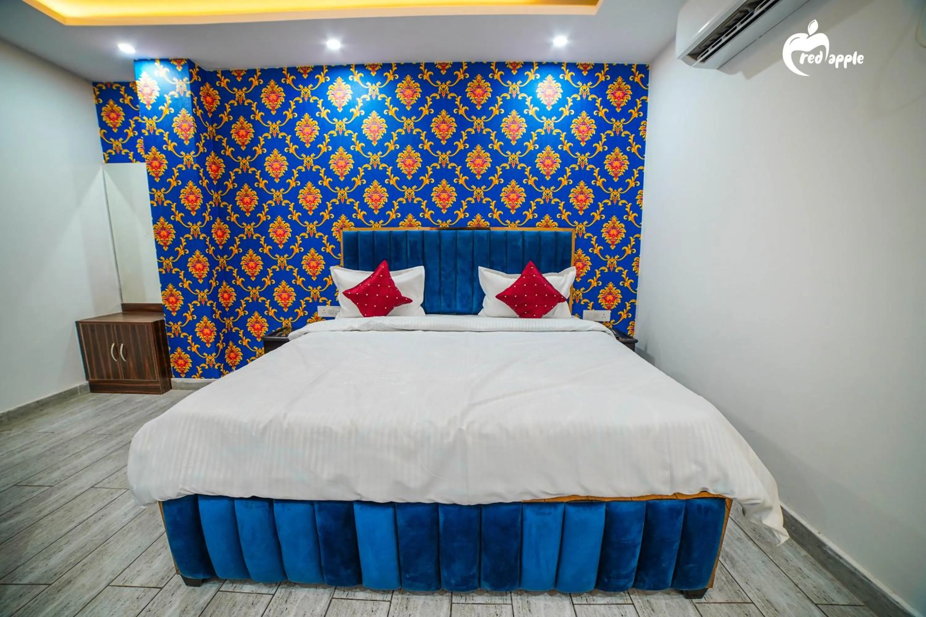Bedroom, Bed in Hotel Red Apple Near Railway Station Chandigarh