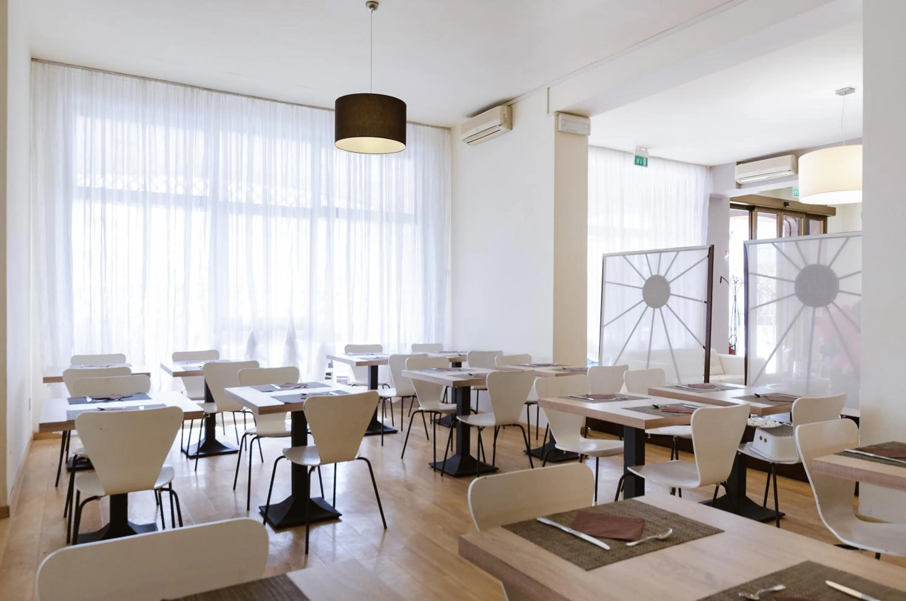 Restaurant/places to eat in Park Hotel Serena