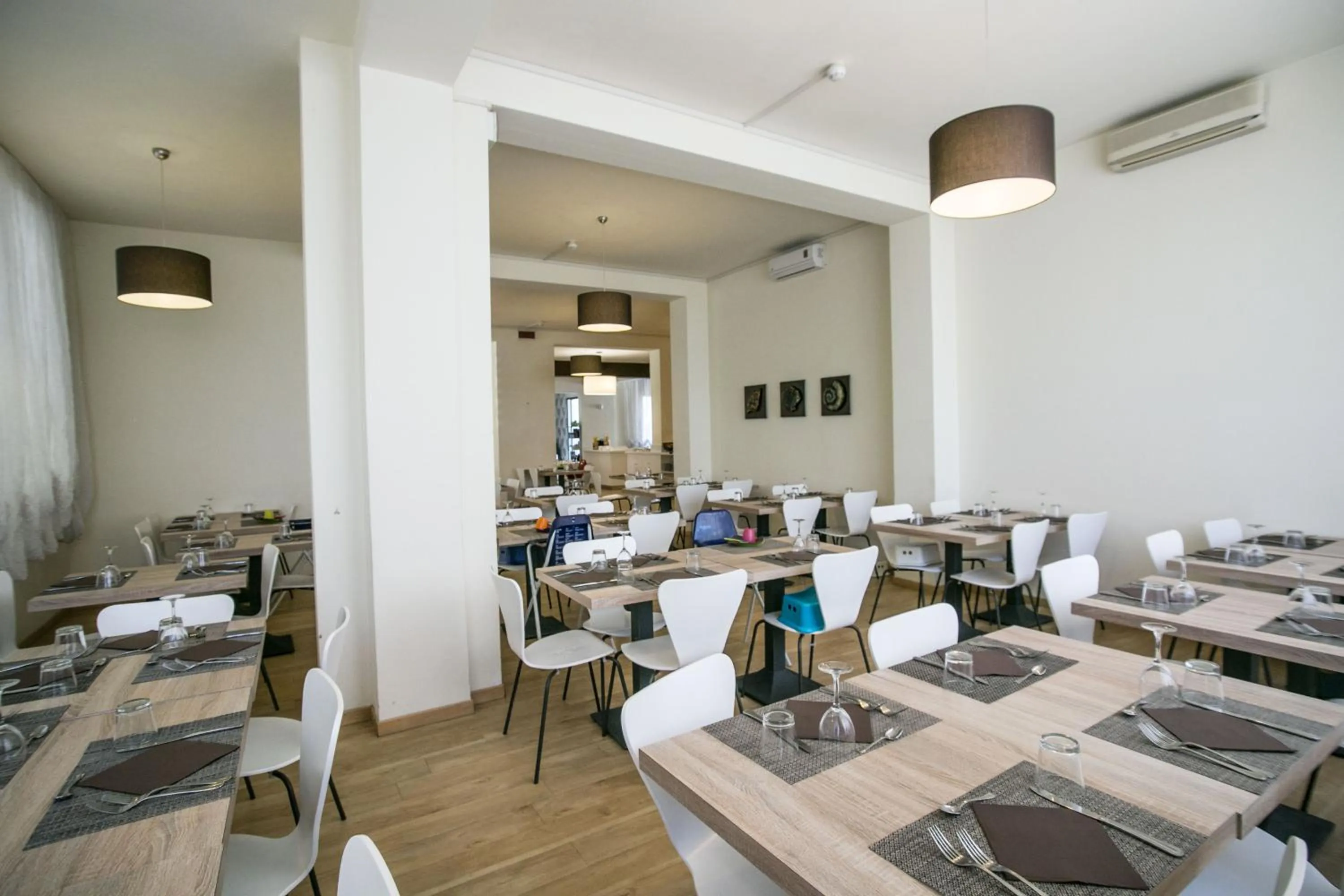 Restaurant/places to eat in Park Hotel Serena