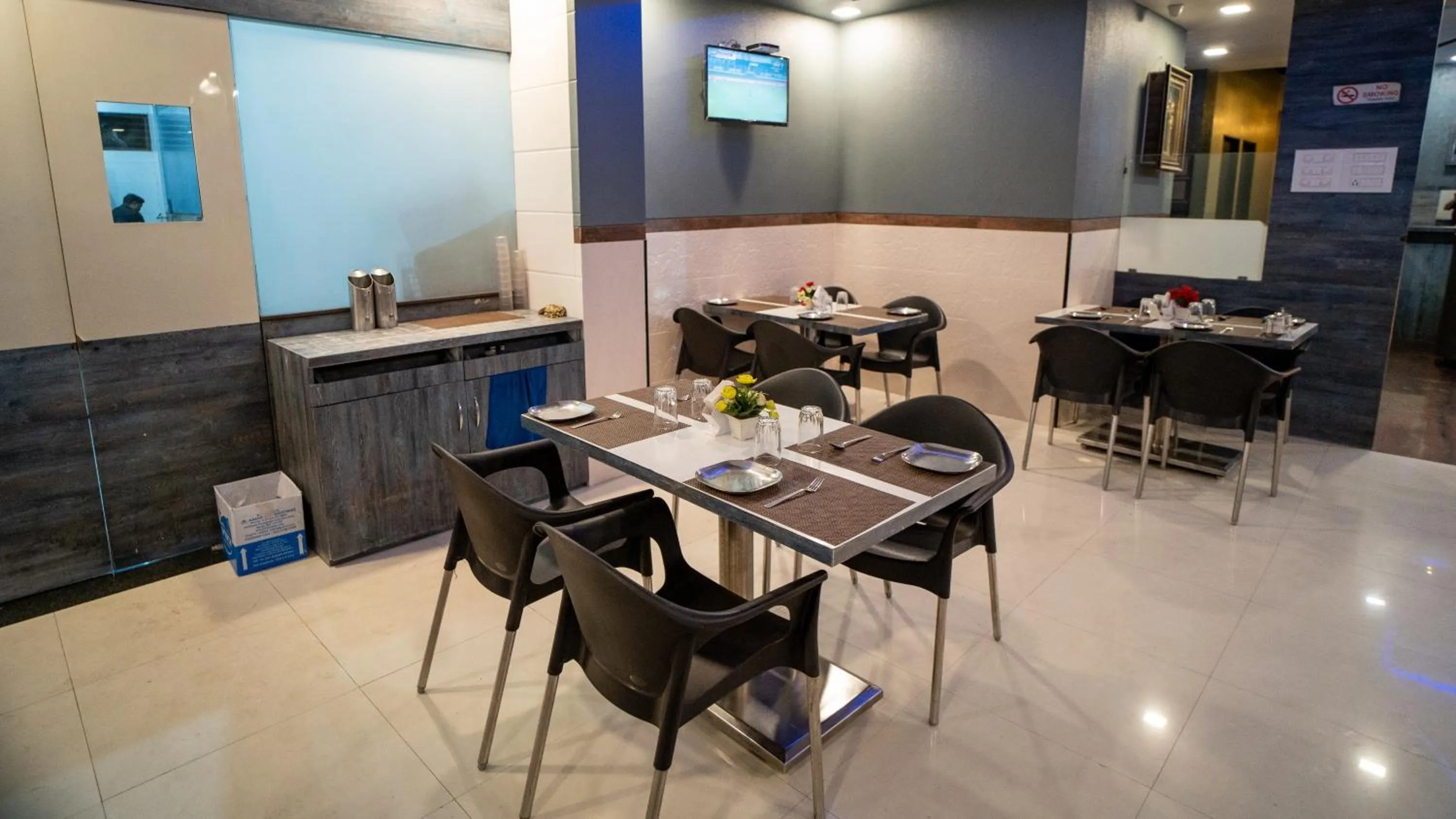 Restaurant/places to eat in Hotel Mari Aai Residency