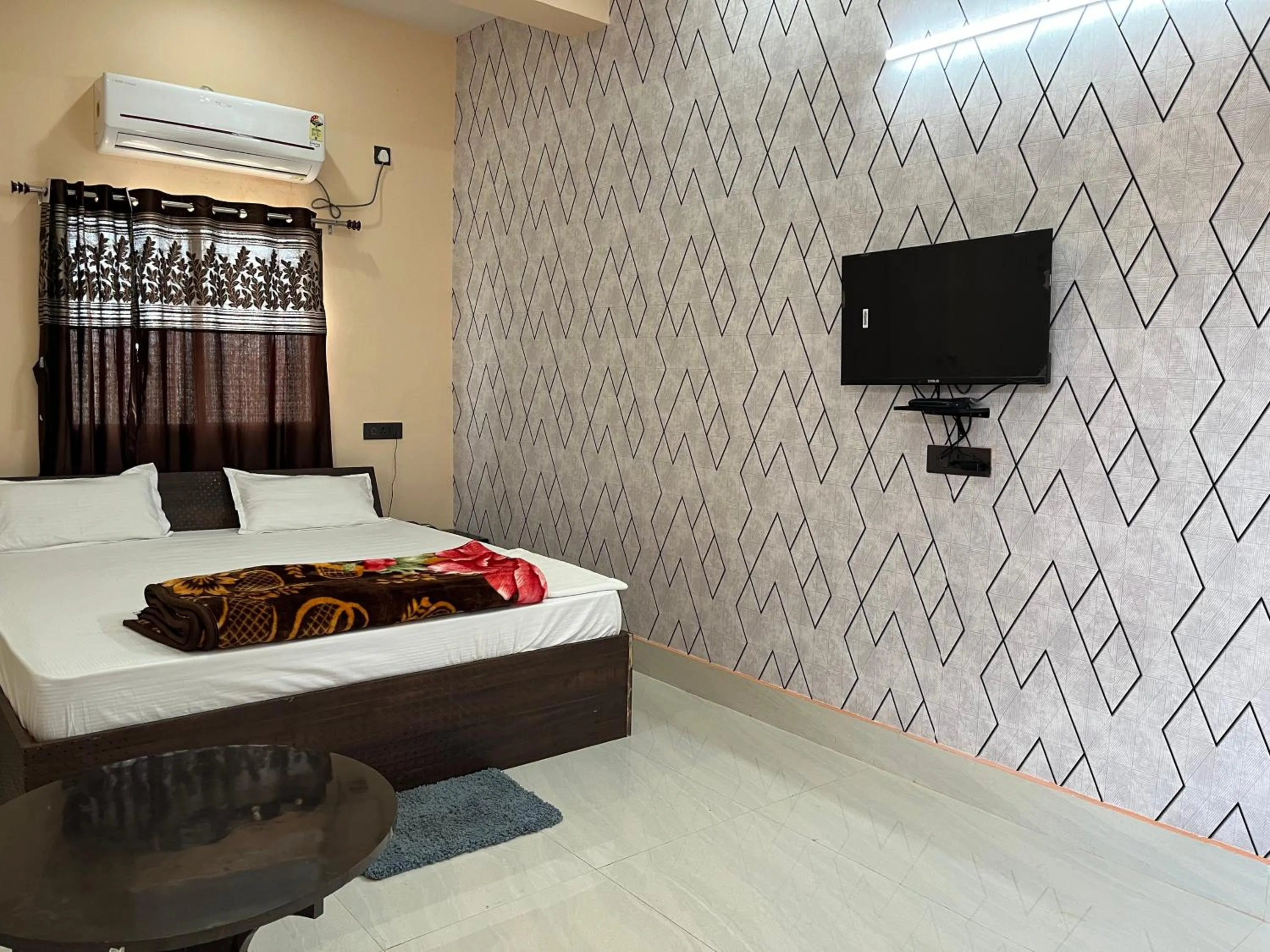 Bed in Hotel Krishna Paradise