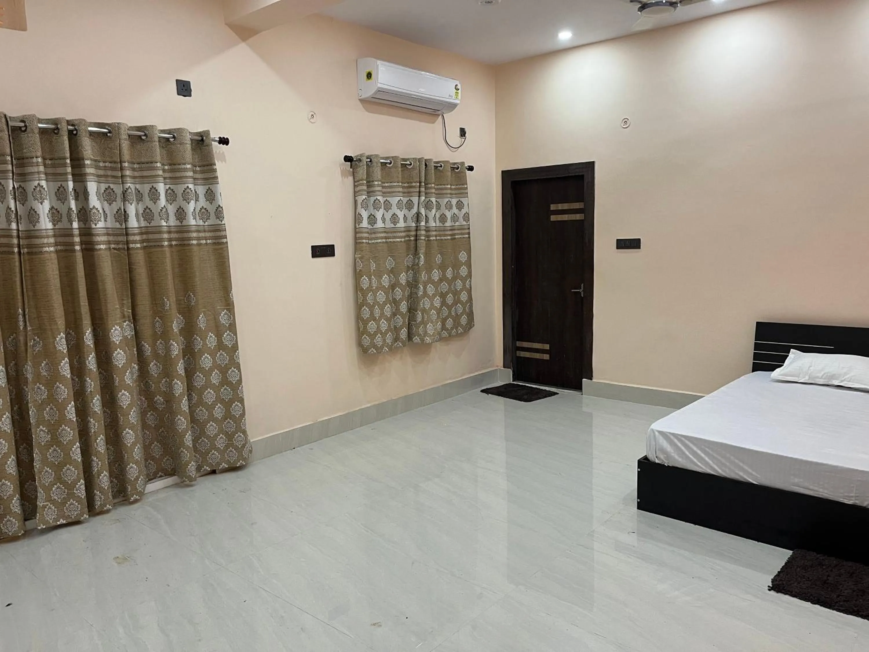 Bed in Hotel Krishna Paradise