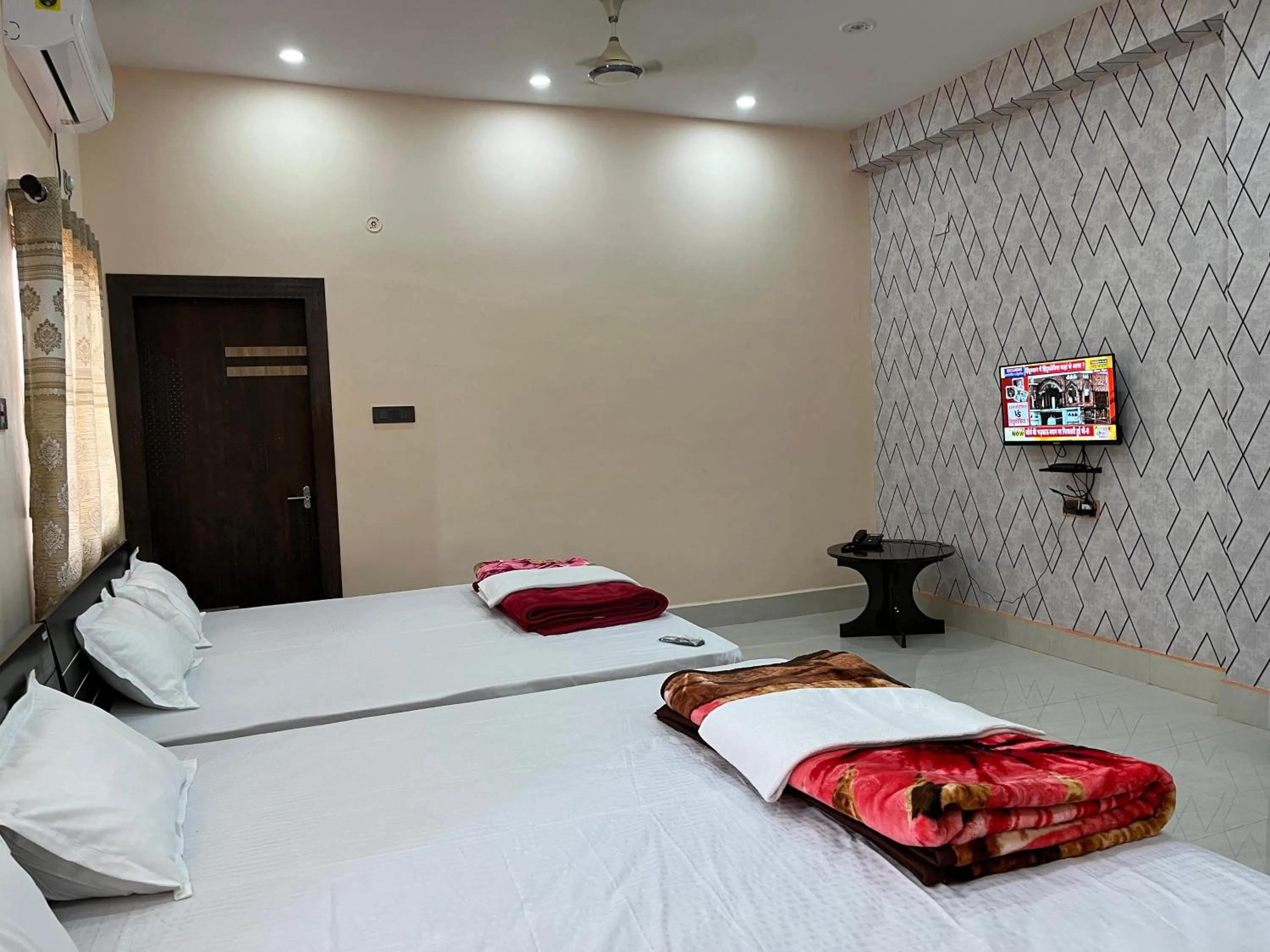 Bed in Hotel Krishna Paradise