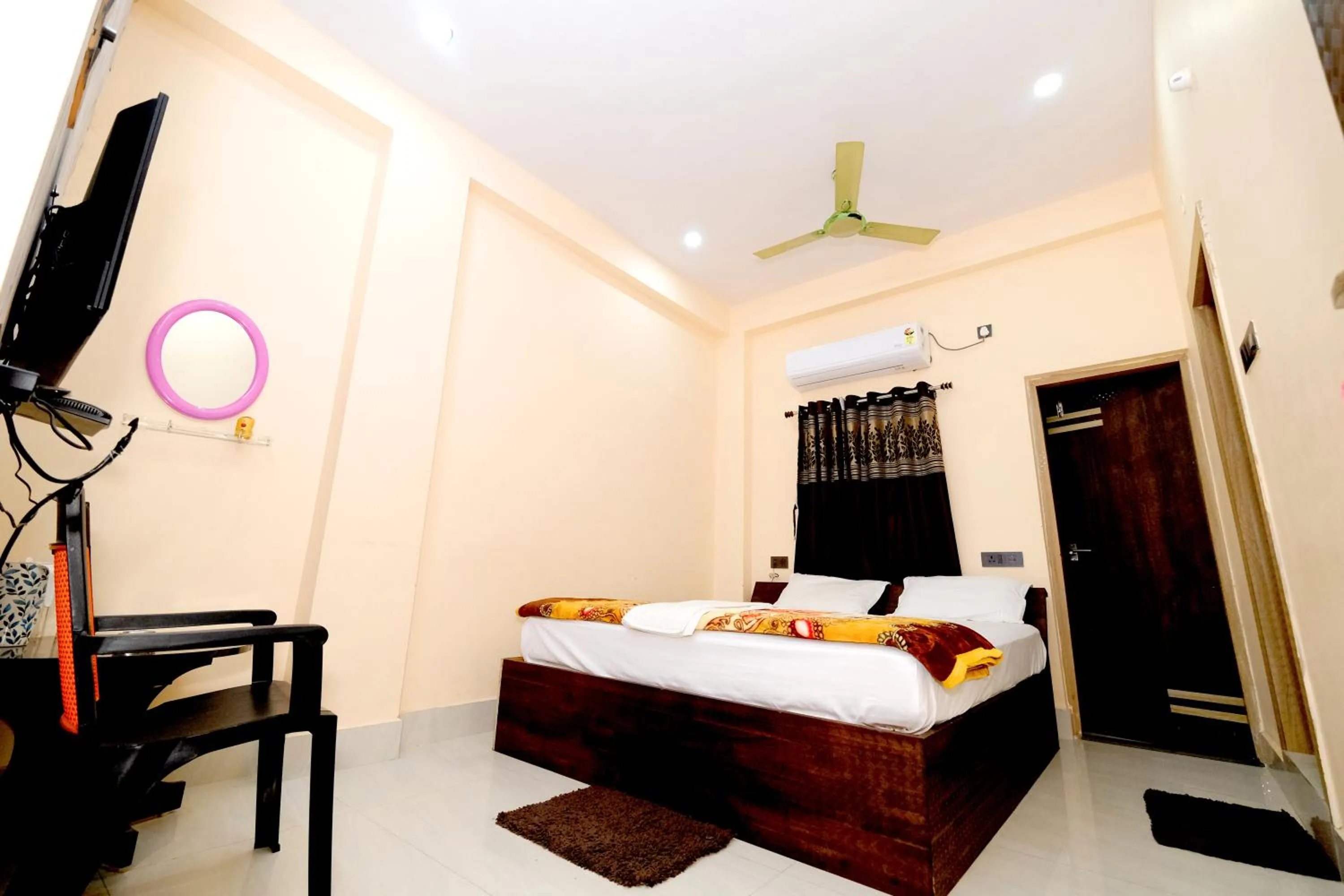 Bed in Hotel Krishna Paradise