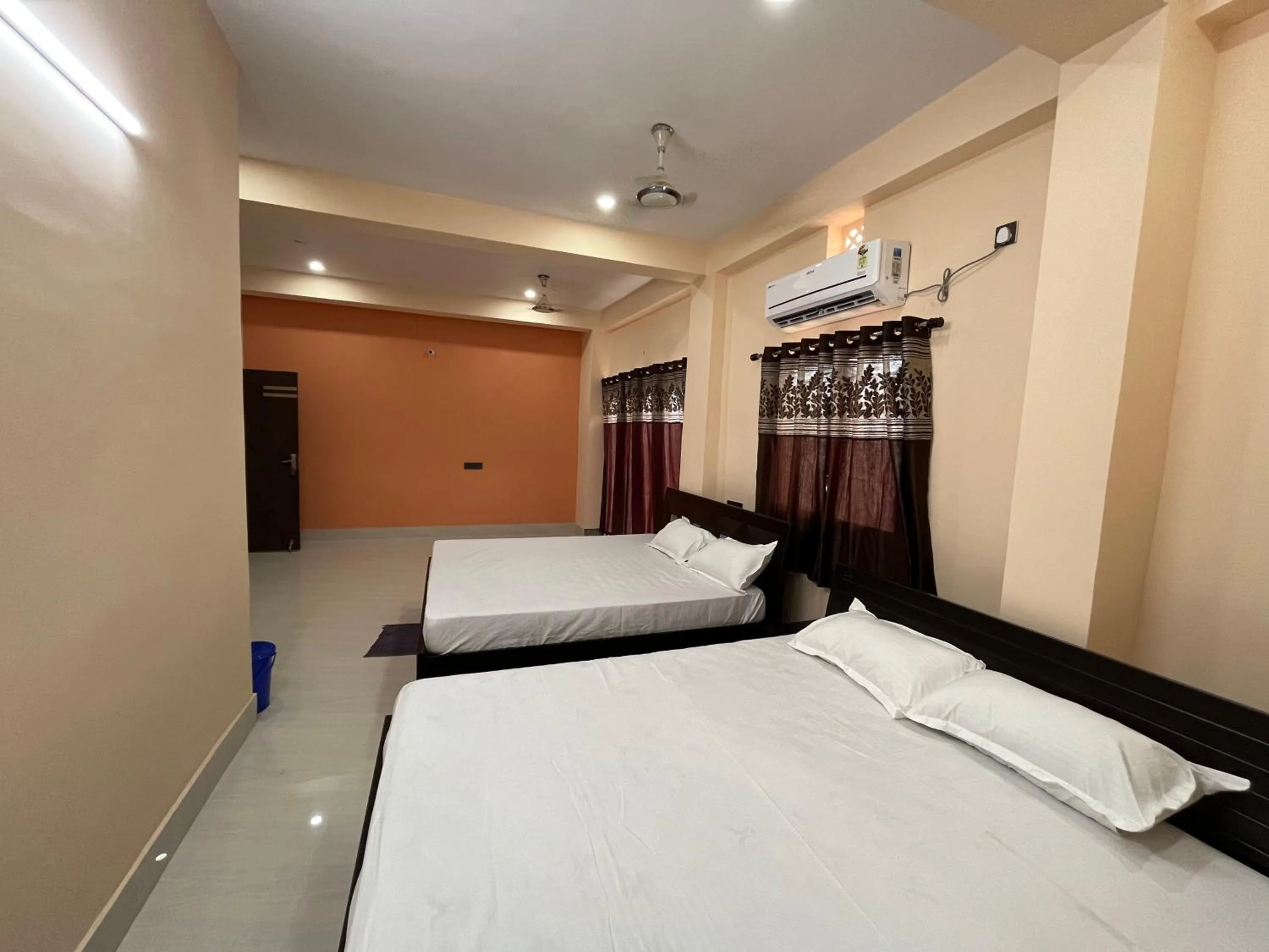 Bed in Hotel Krishna Paradise