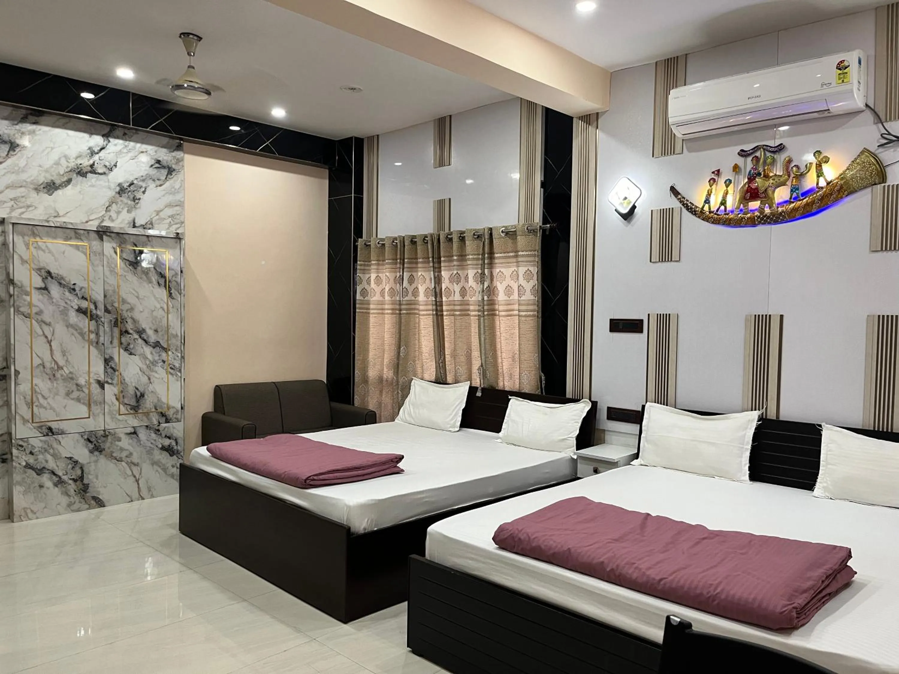 Bed in Hotel Krishna Paradise