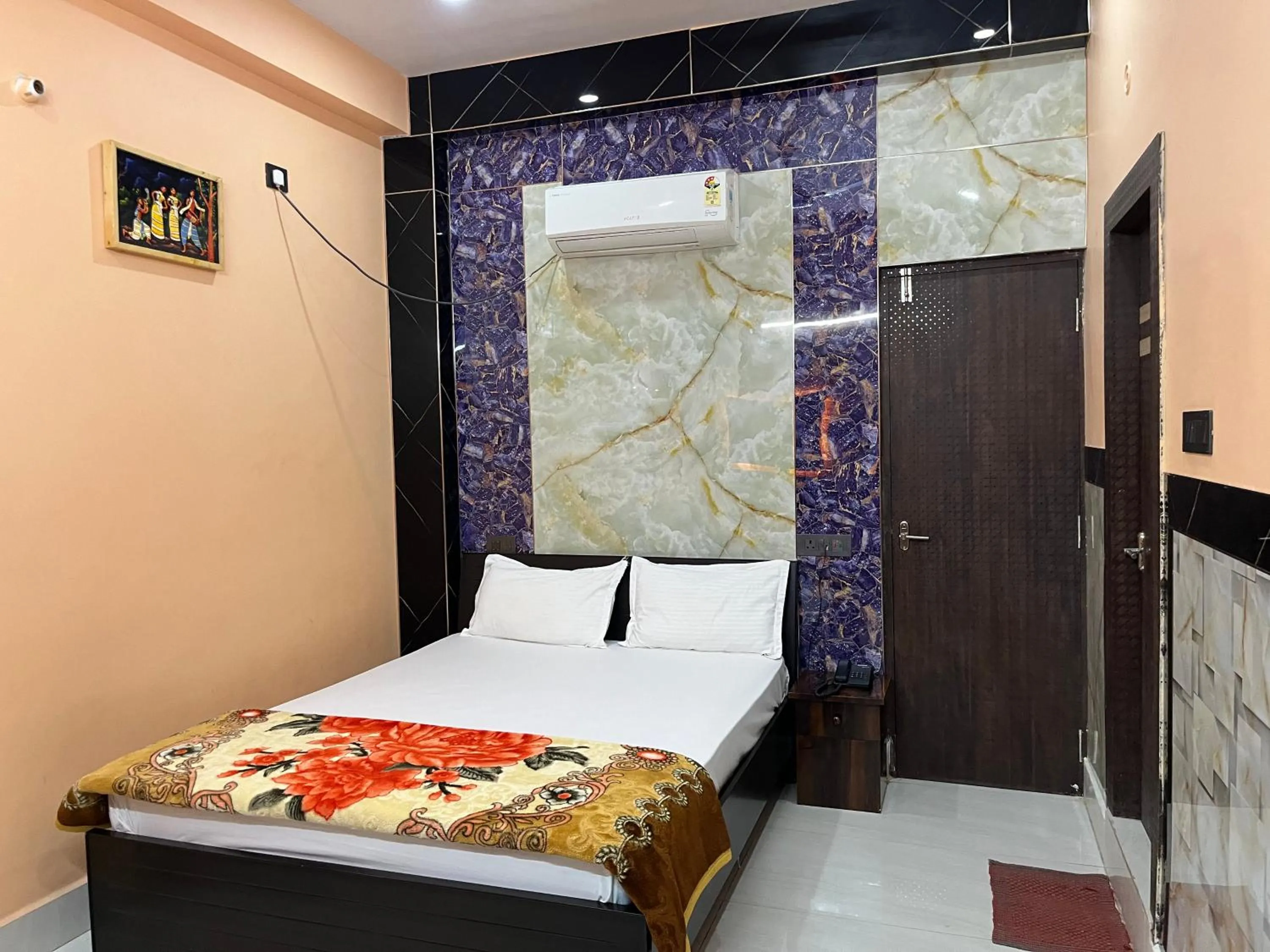 Bed in Hotel Krishna Paradise