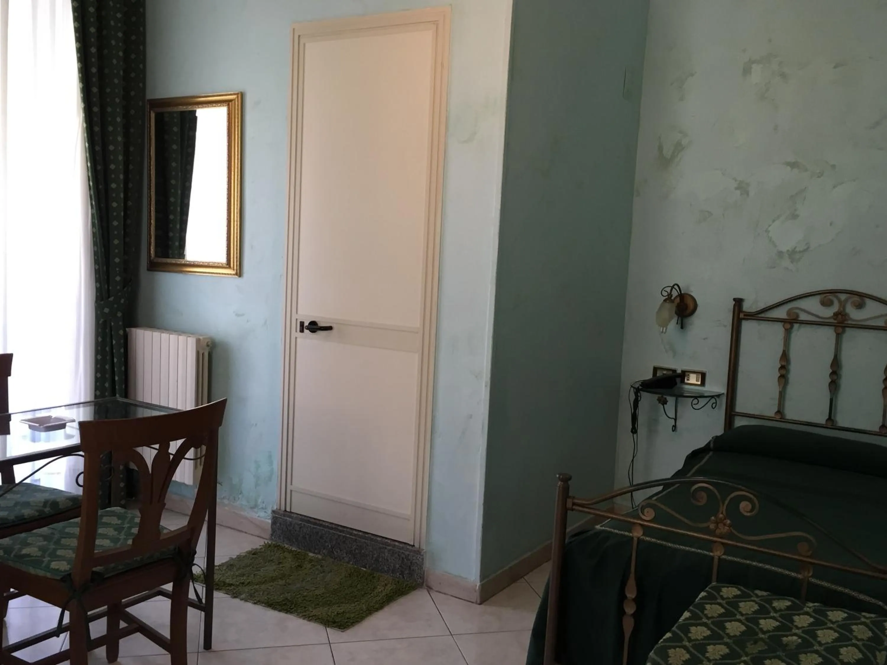 Seating area, Bed in Hotel Centrale Europa