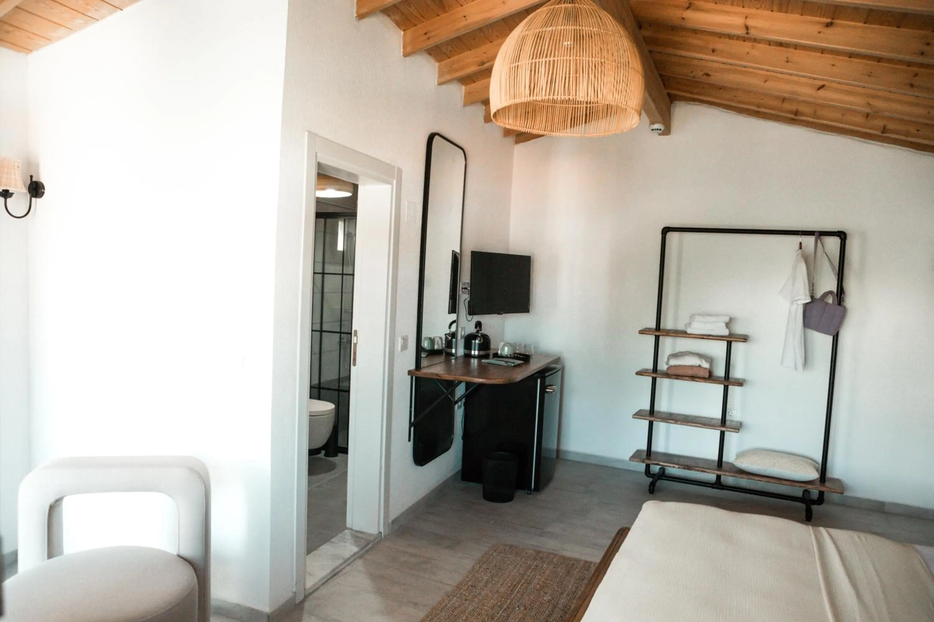 Photo of the whole room, Bed in Molo Urla