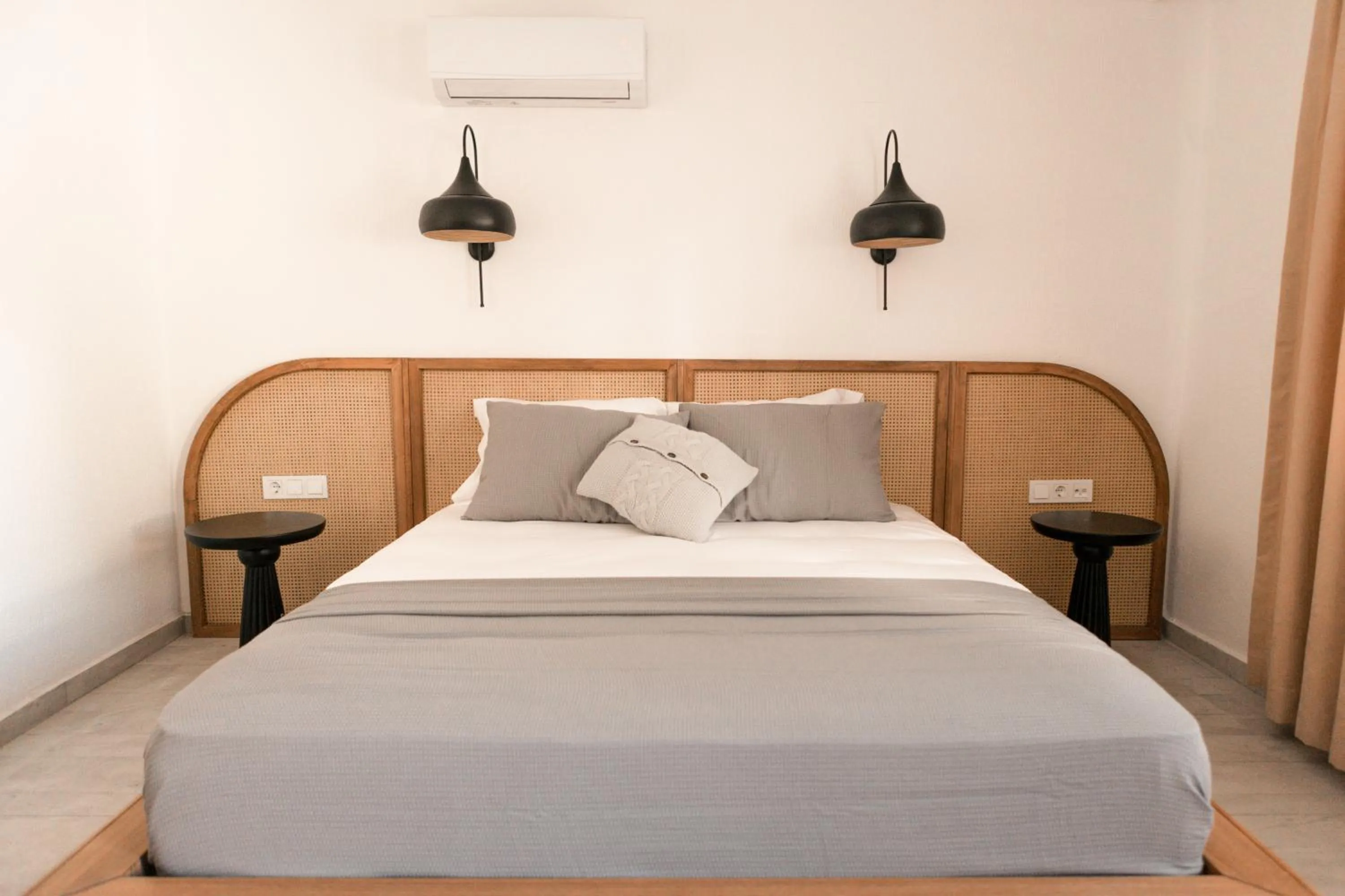 Photo of the whole room, Bed in Molo Urla