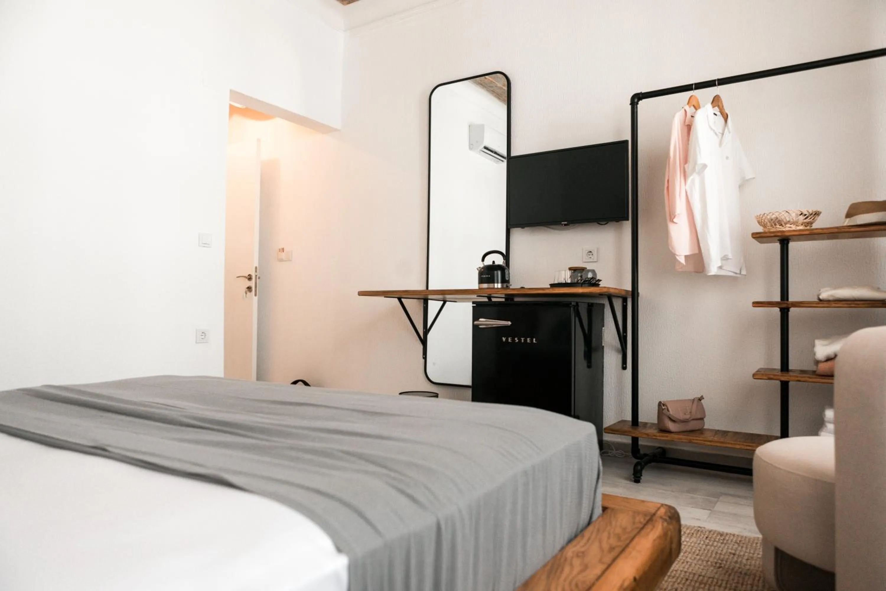 Photo of the whole room, Bed in Molo Urla