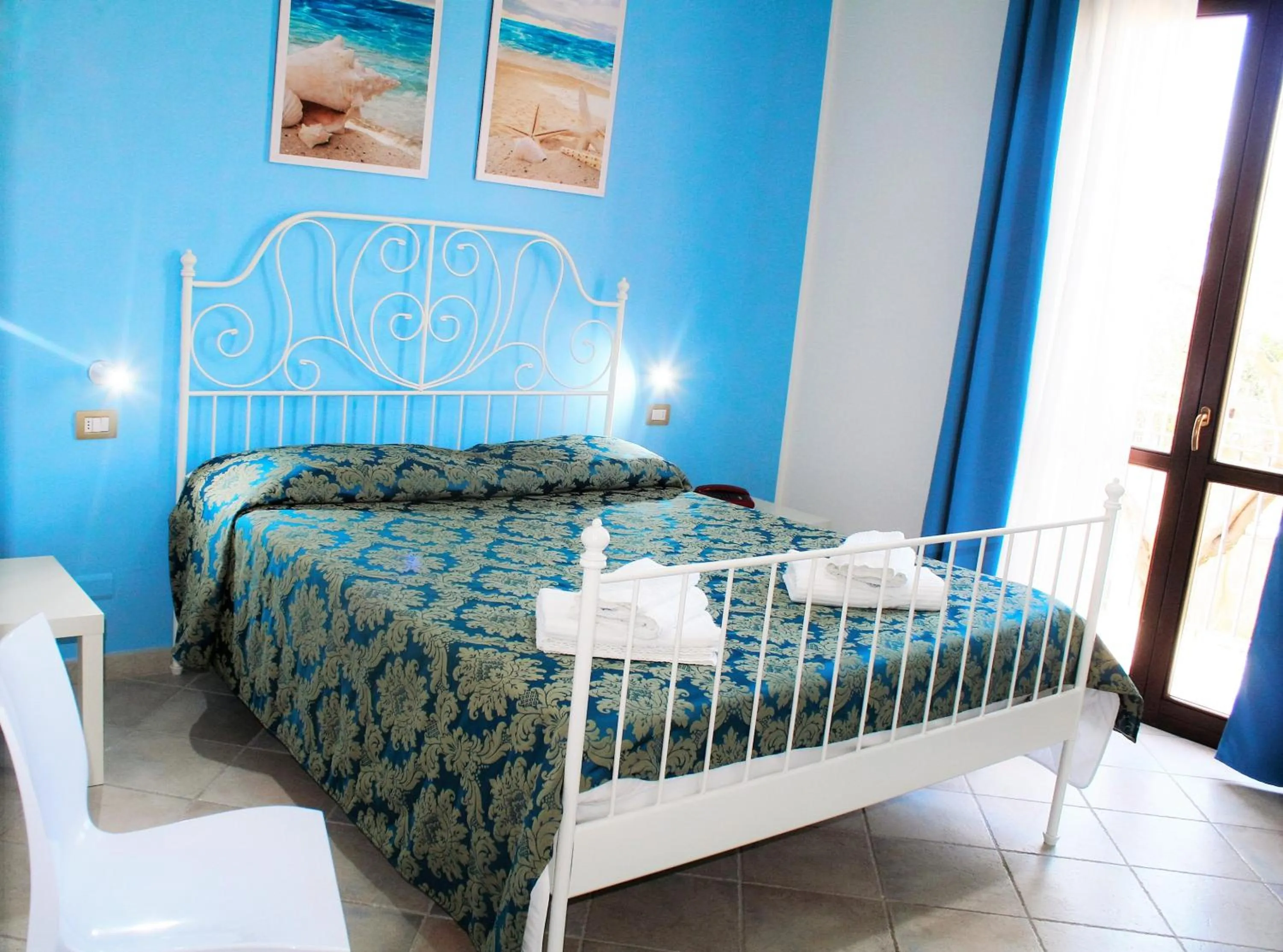 Photo of the whole room, Bed in Hotel Achibea