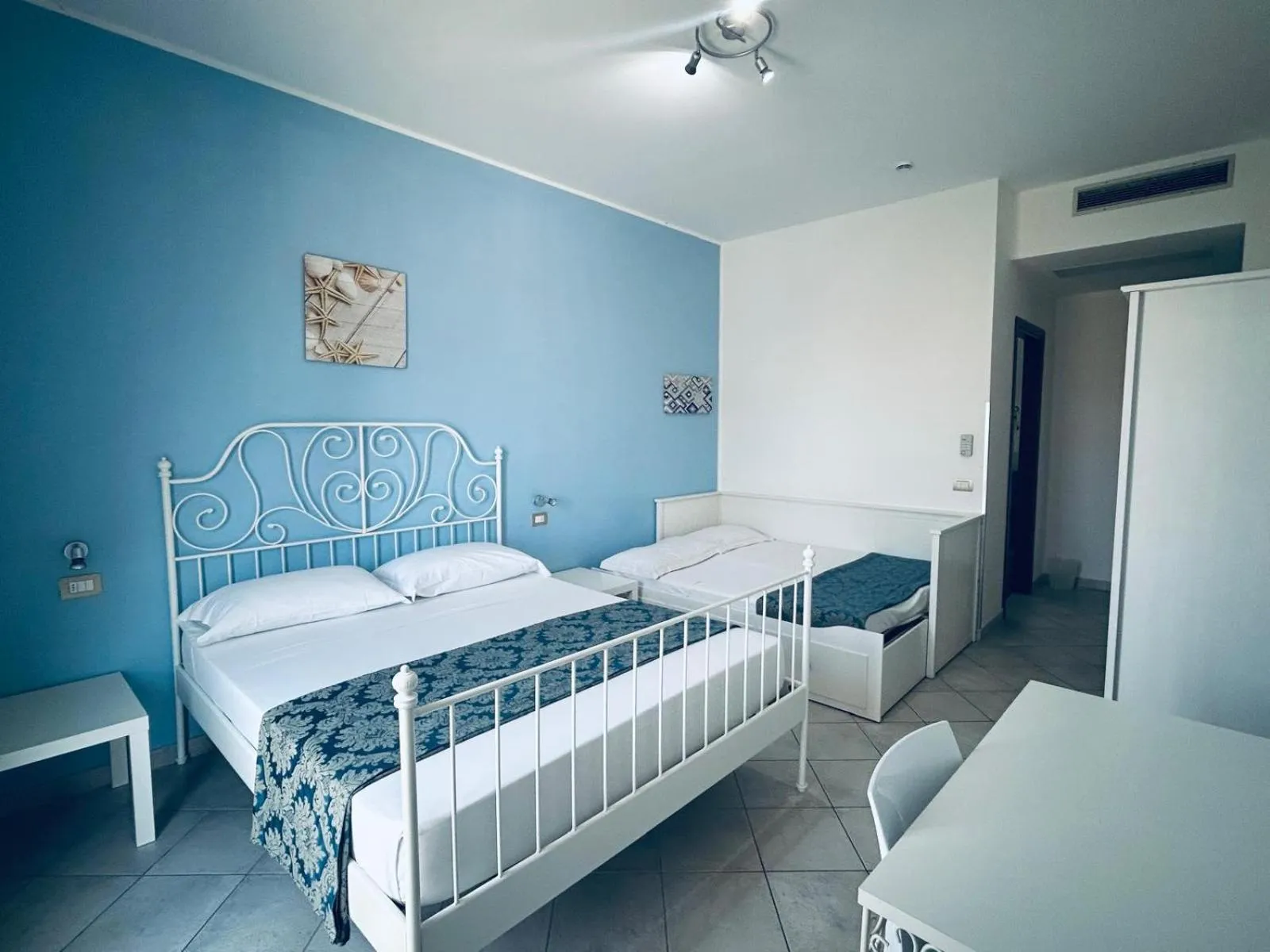 Bed in Hotel Achibea