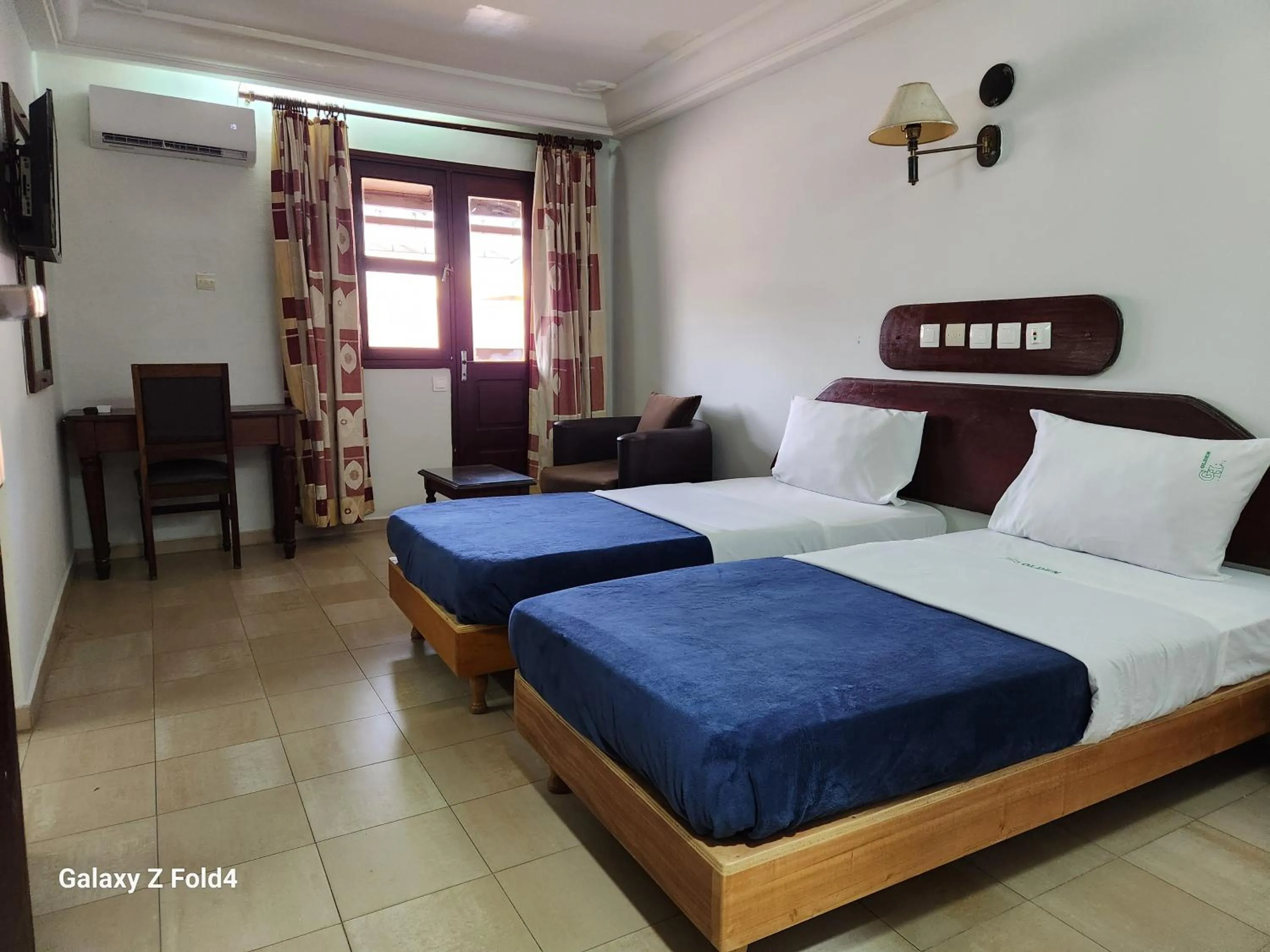 Bedroom, Bed in Golden Hôtel