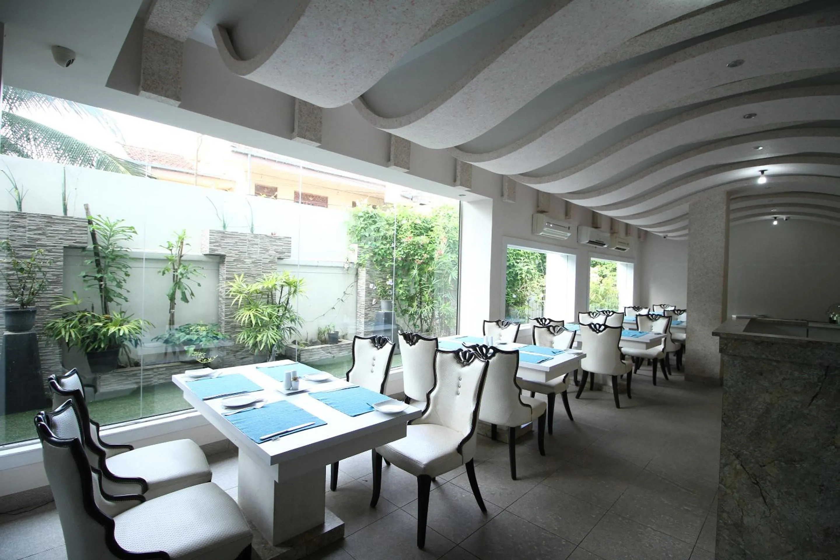 Restaurant/places to eat in Royal Castle Hotel