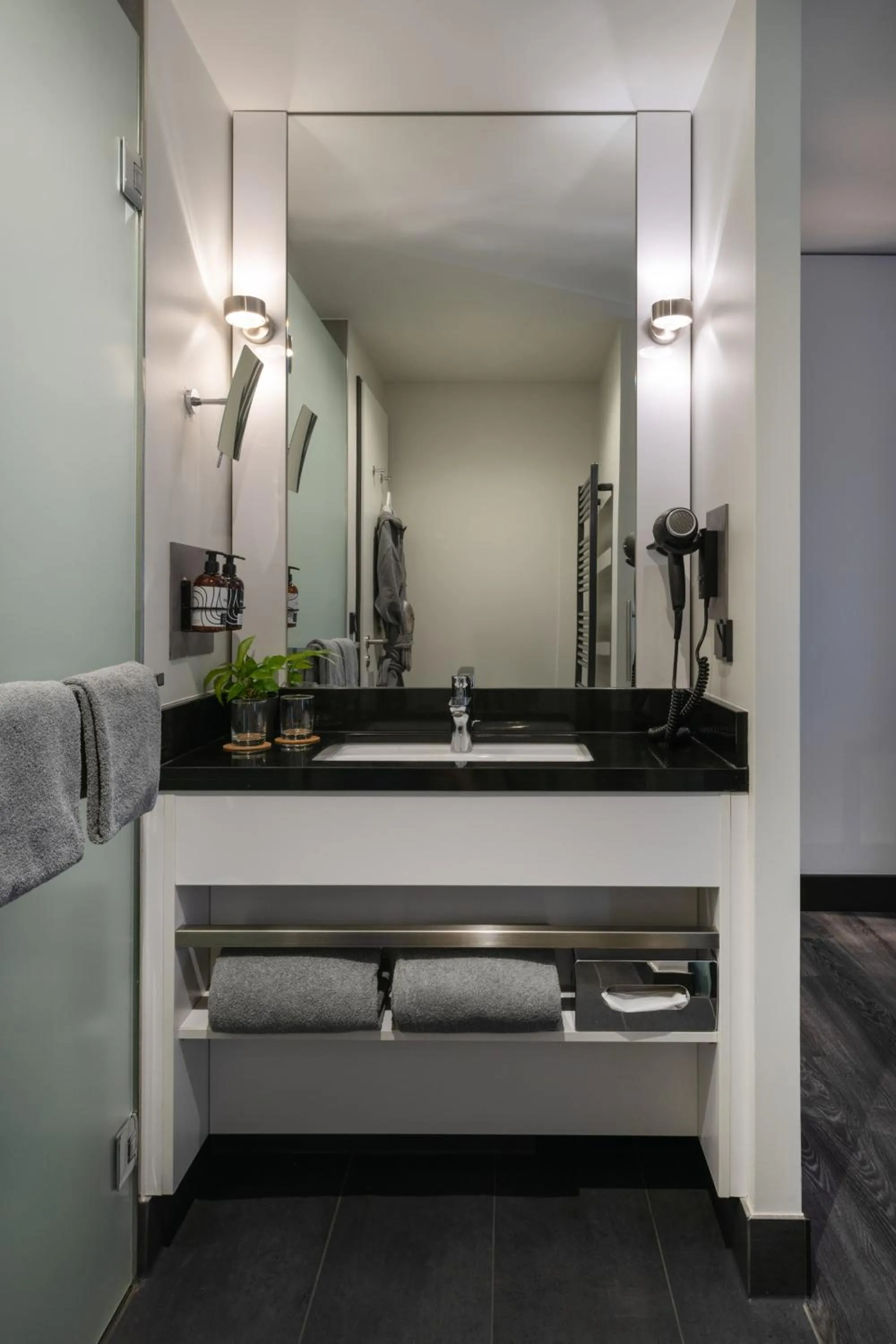 Bathroom in INNSiDE by Meliá Wolfsburg