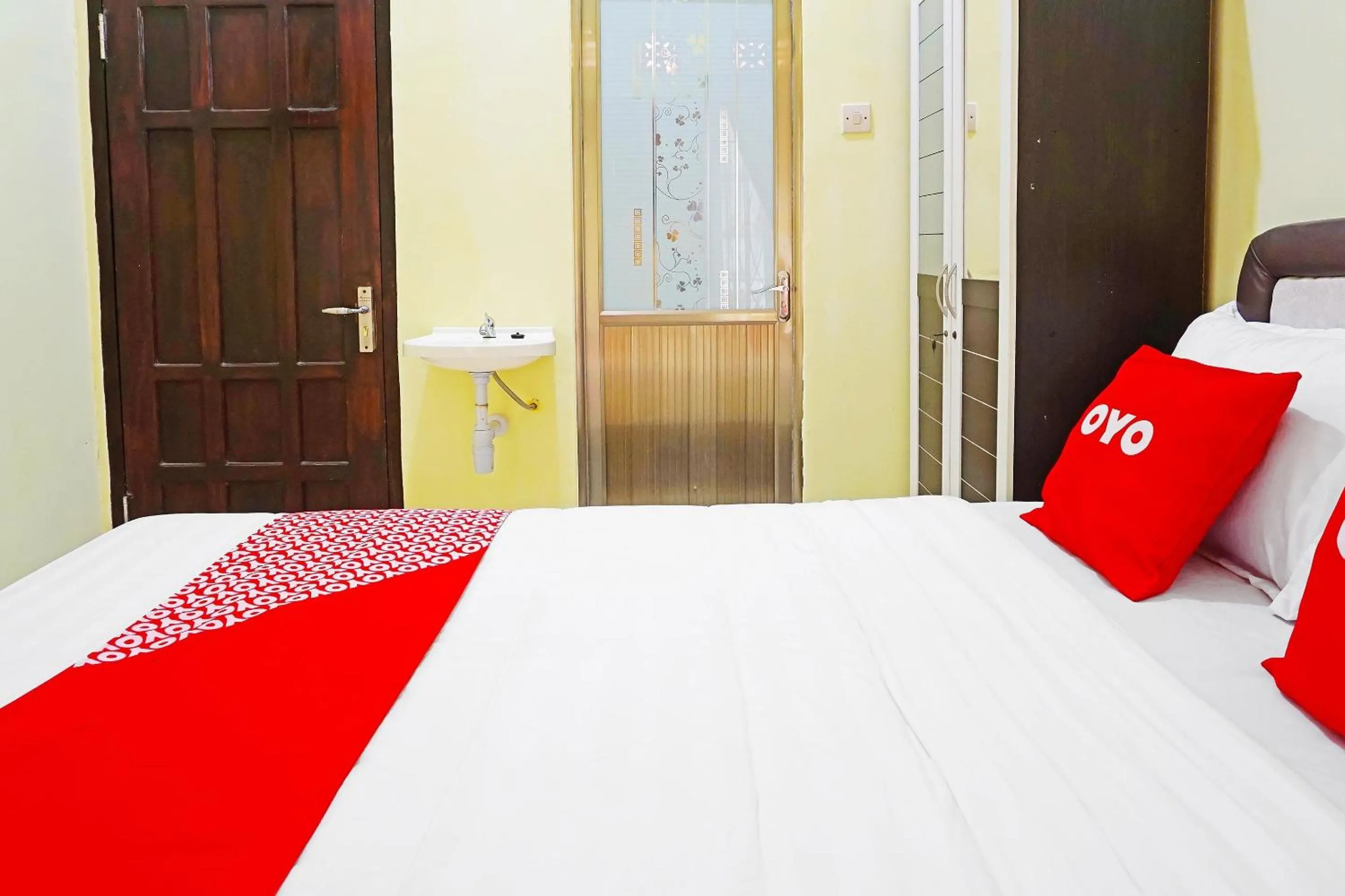 Bedroom in Hotel O Trisna Srabah Resort Homestay & Resto