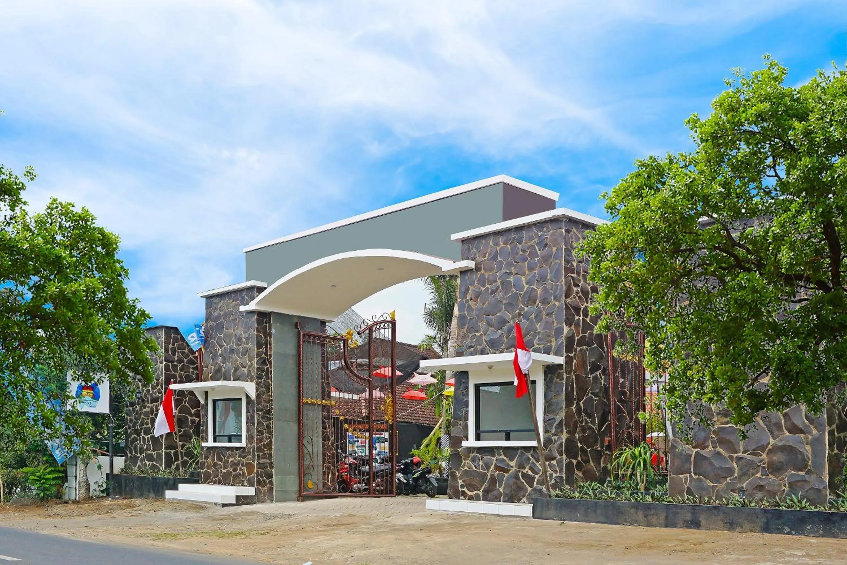 Facade/entrance in Hotel O Trisna Srabah Resort Homestay & Resto