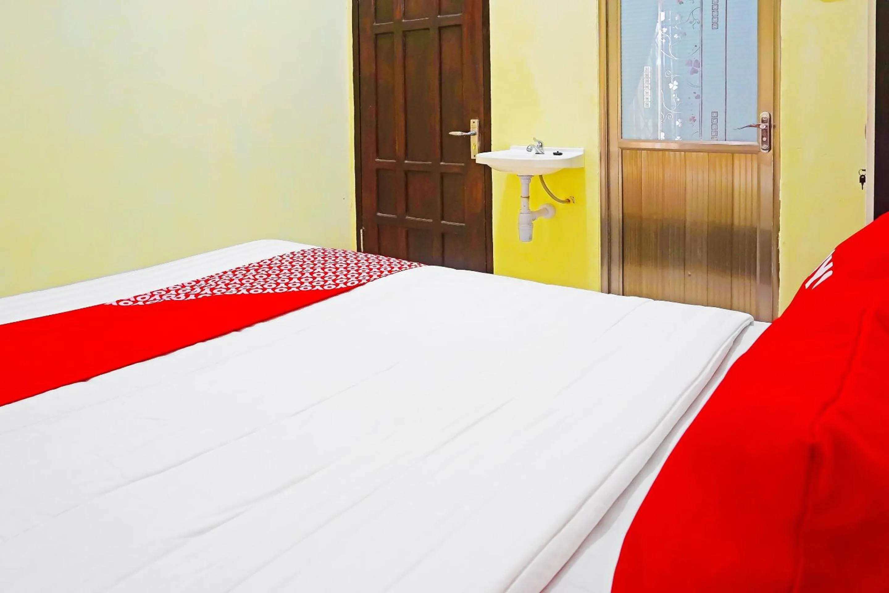 Bedroom in Hotel O Trisna Srabah Resort Homestay & Resto