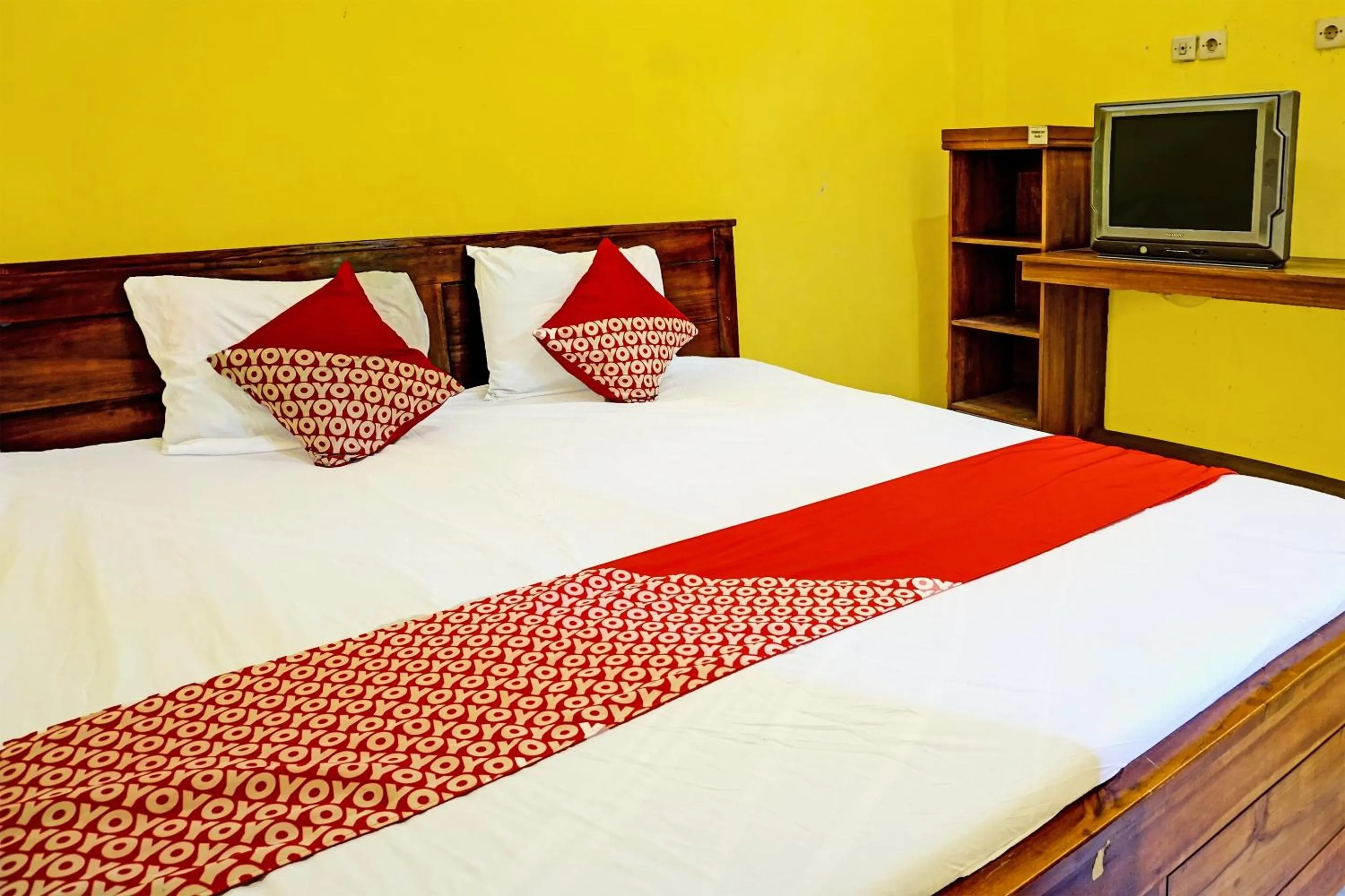 Bedroom, Bed in Hotel O Family Blitar