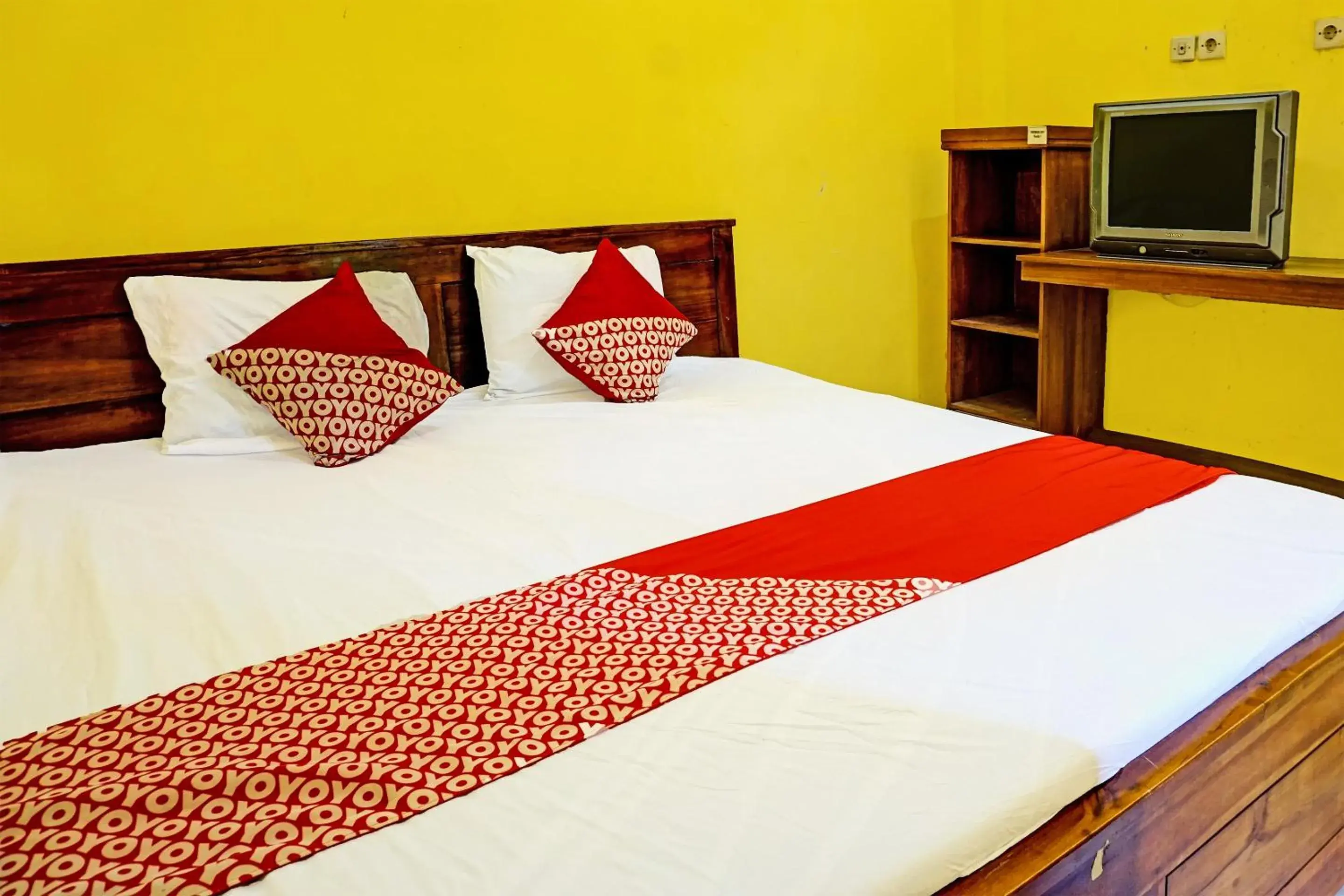 Standard Queen Room in Hotel O Family Blitar Standard Queen Room in Hotel O Family Blitar