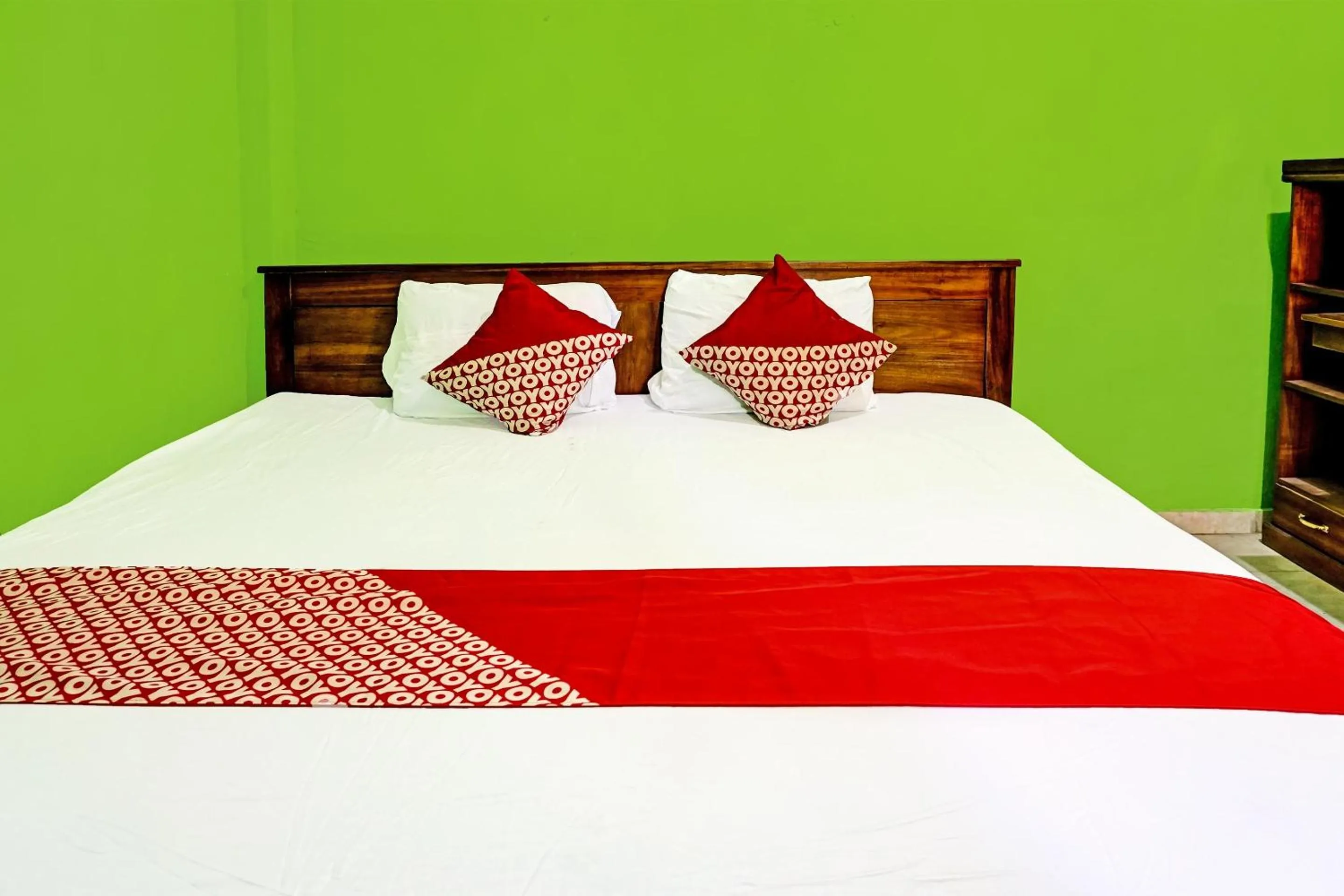 Bedroom, Bed in Hotel O Family Blitar