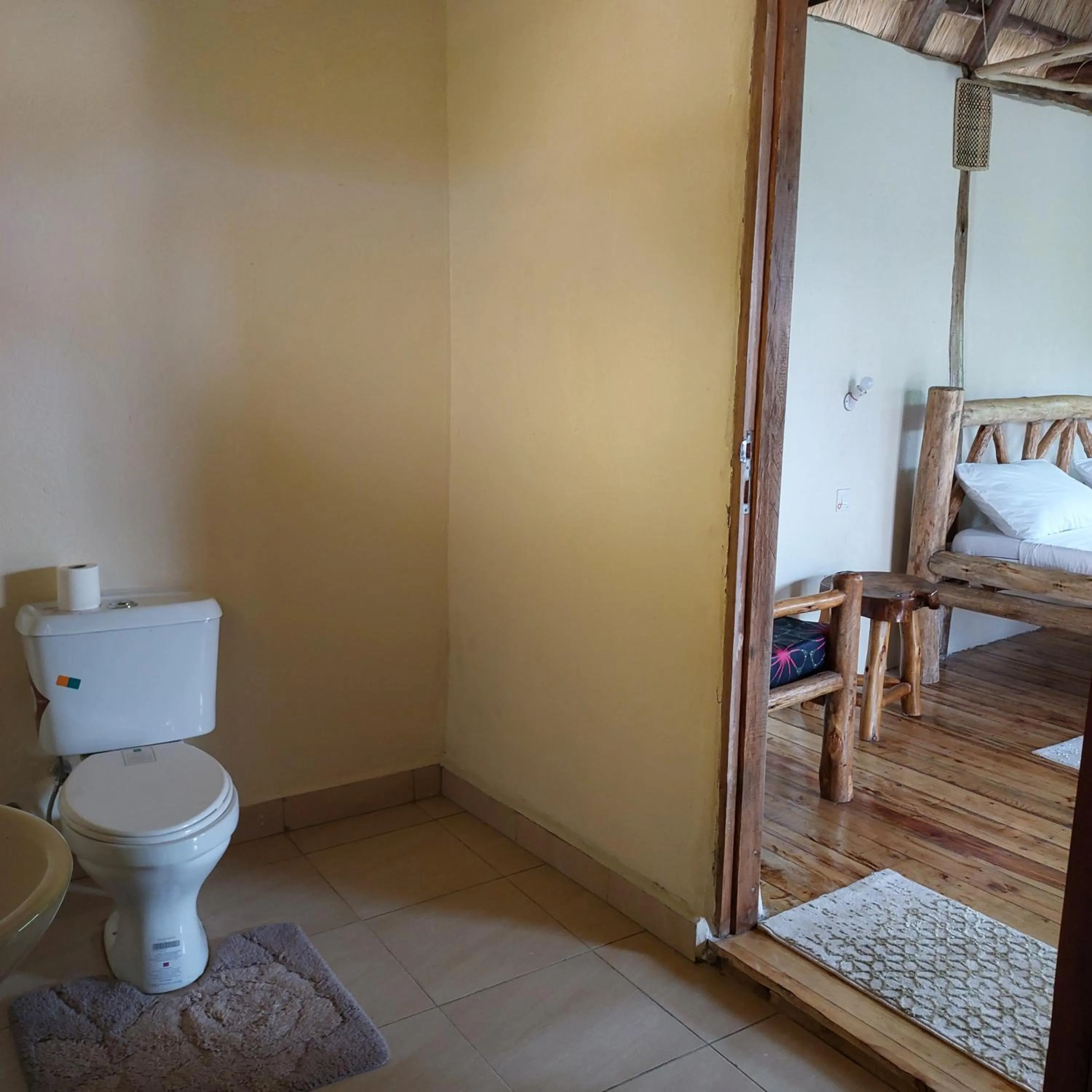 Bathroom, Bed in Songbird Safari Lodge & Campsite
