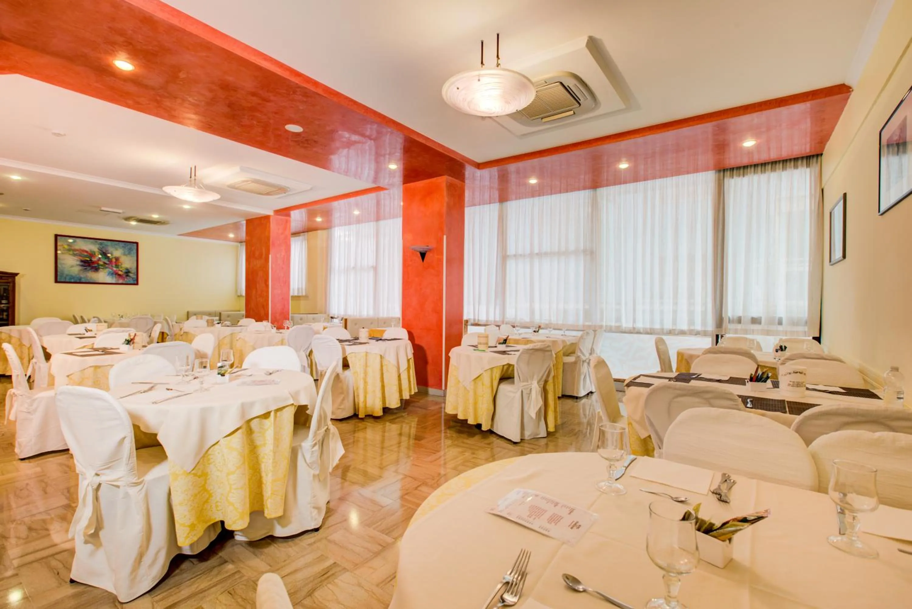 Restaurant/places to eat in Hotel Dusseldorf