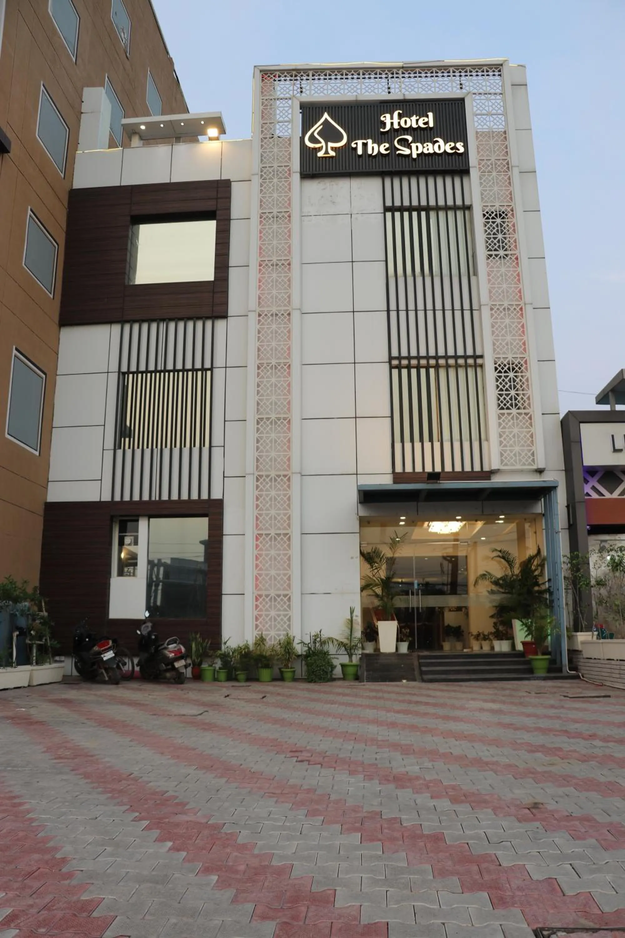 Facade/entrance in Hotel The Spades