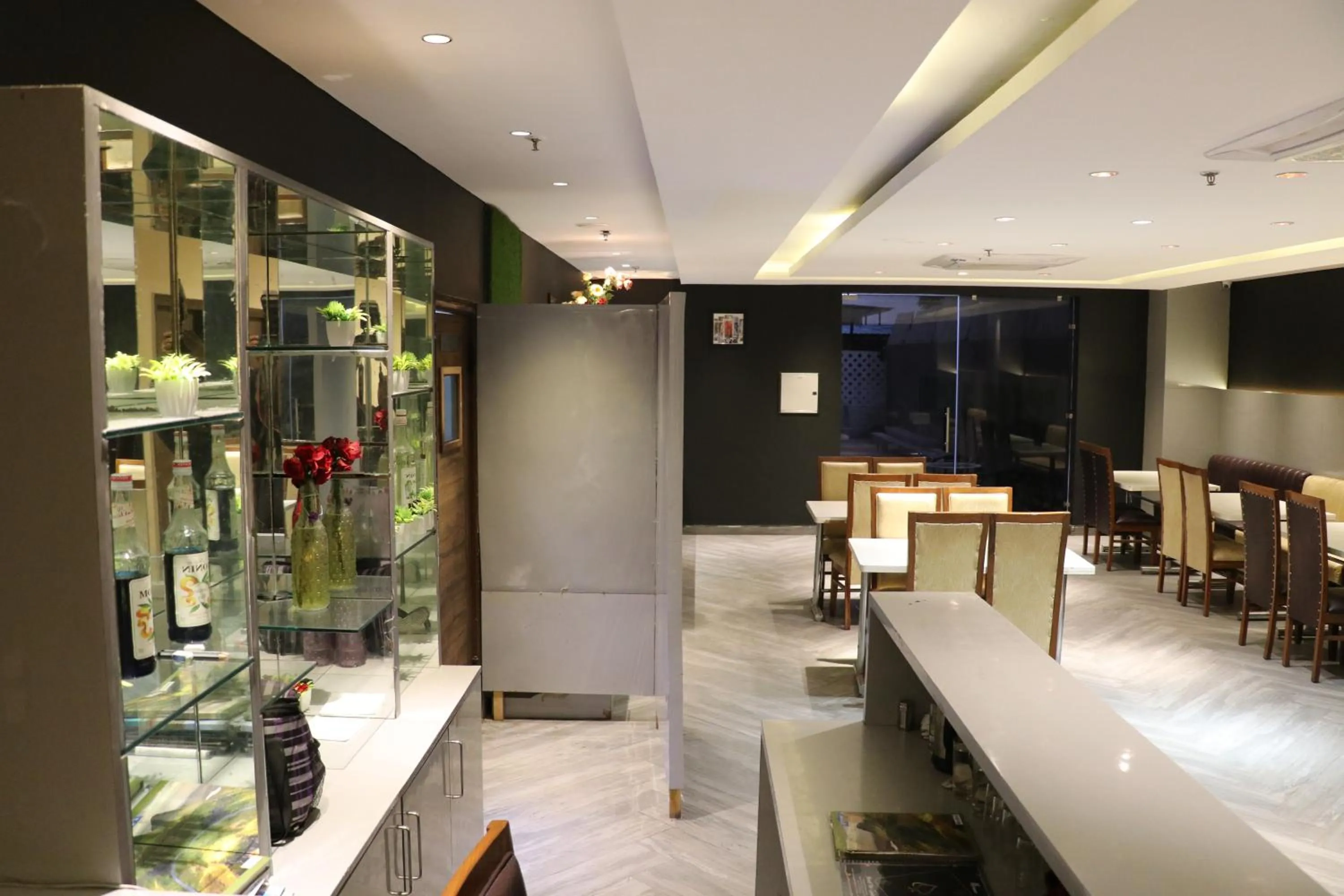 Restaurant/places to eat in Hotel The Spades