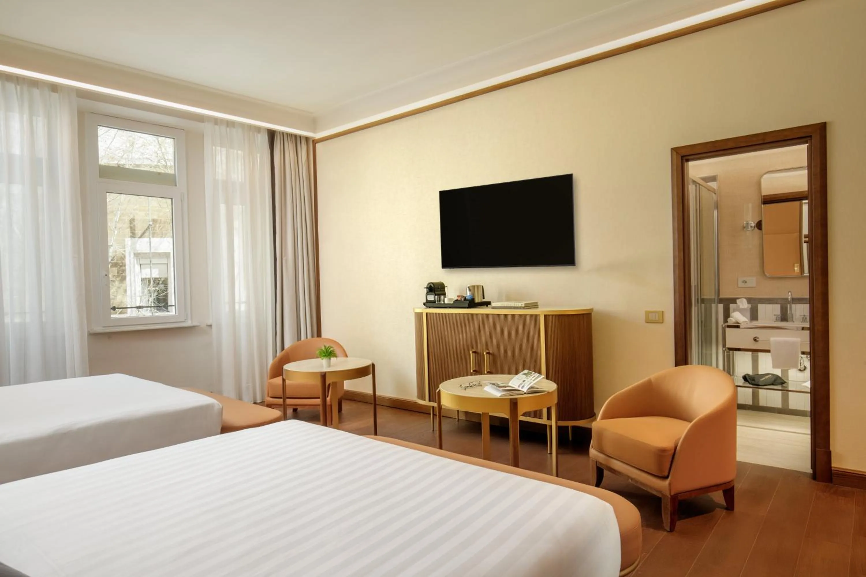 Communal lounge/ TV room, Bed in Hotel Imperiale by OMNIA hotels