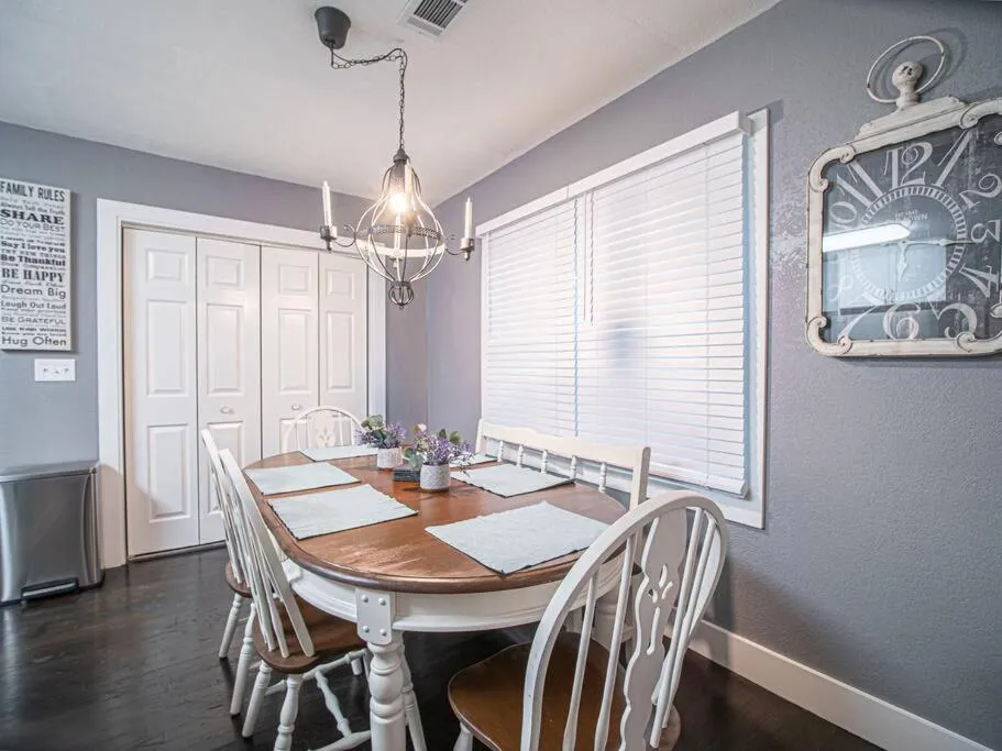 Homey Bungalow Convenient to Marietta and I-75!