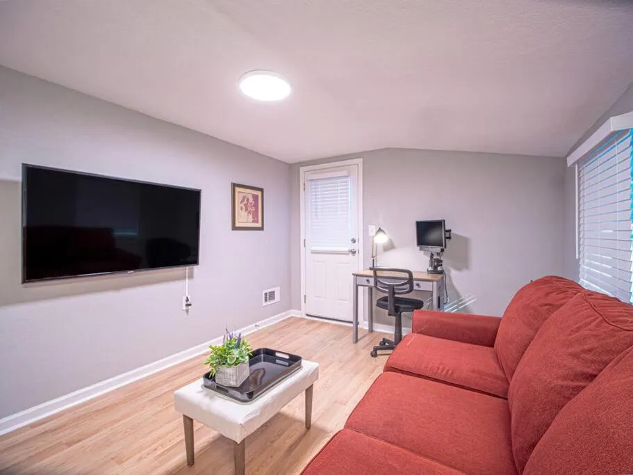 Homey Bungalow Convenient to Marietta and I-75!