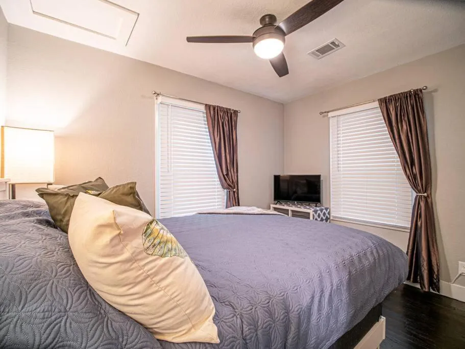 Bed in Homey Bungalow Convenient to Marietta and I-75!