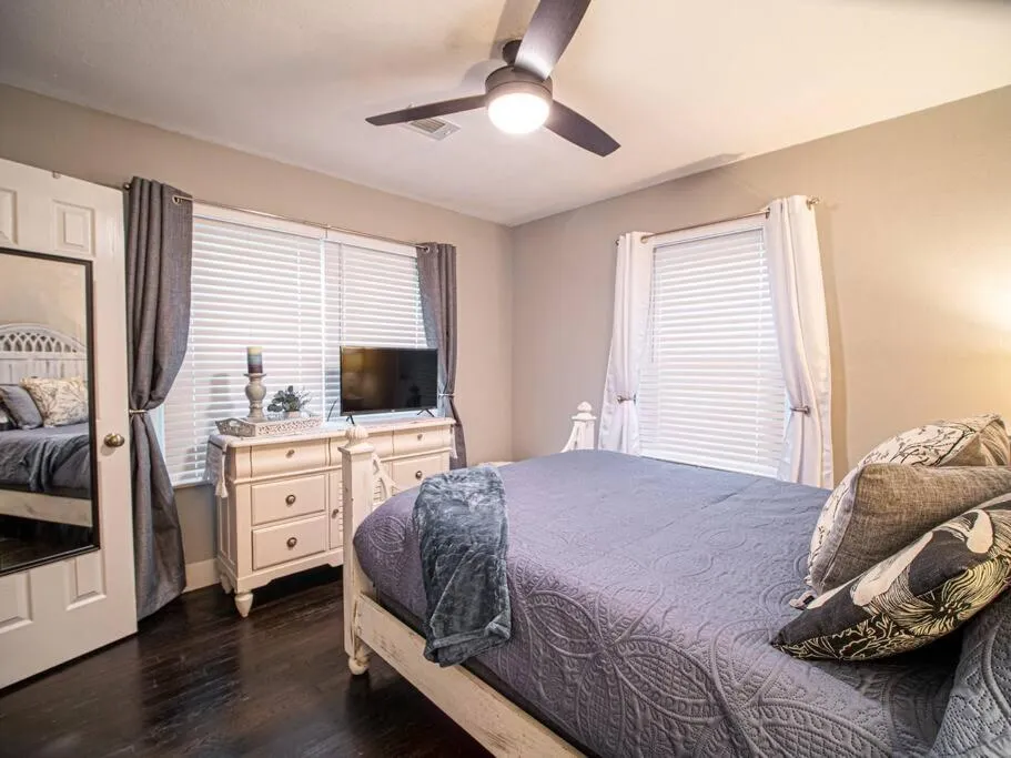 Bed in Homey Bungalow Convenient to Marietta and I-75!