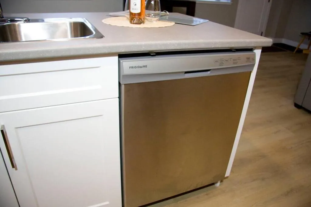 Kitchen or kitchenette in M&M's Maple Bay Mountain Guesthouse