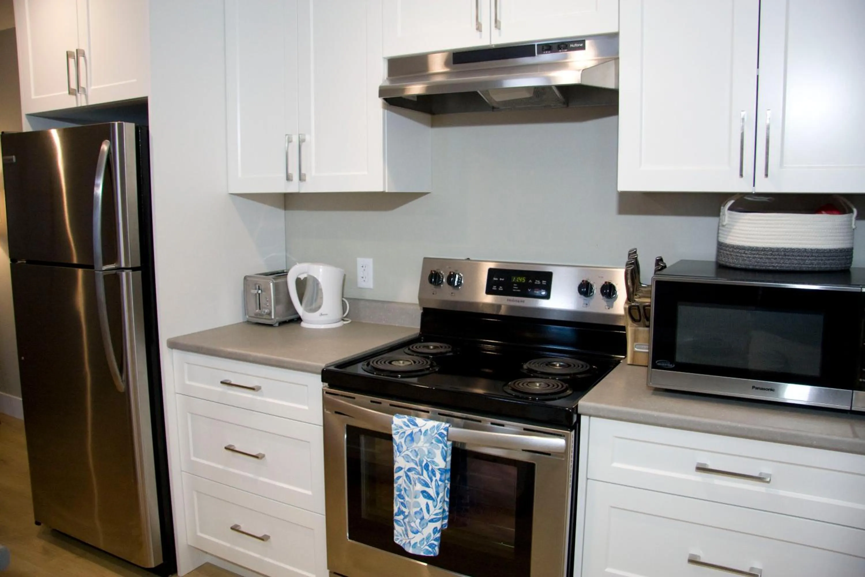 Kitchen or kitchenette in M&M's Maple Bay Mountain Guesthouse