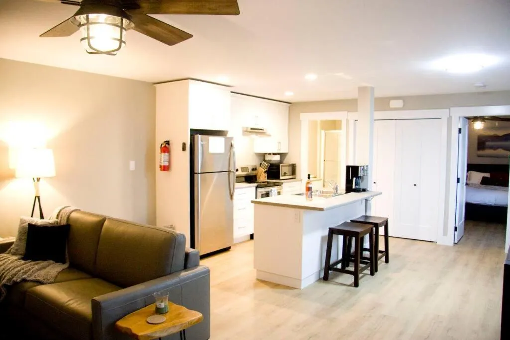 Coffee/tea facilities in M&M's Maple Bay Mountain Guesthouse