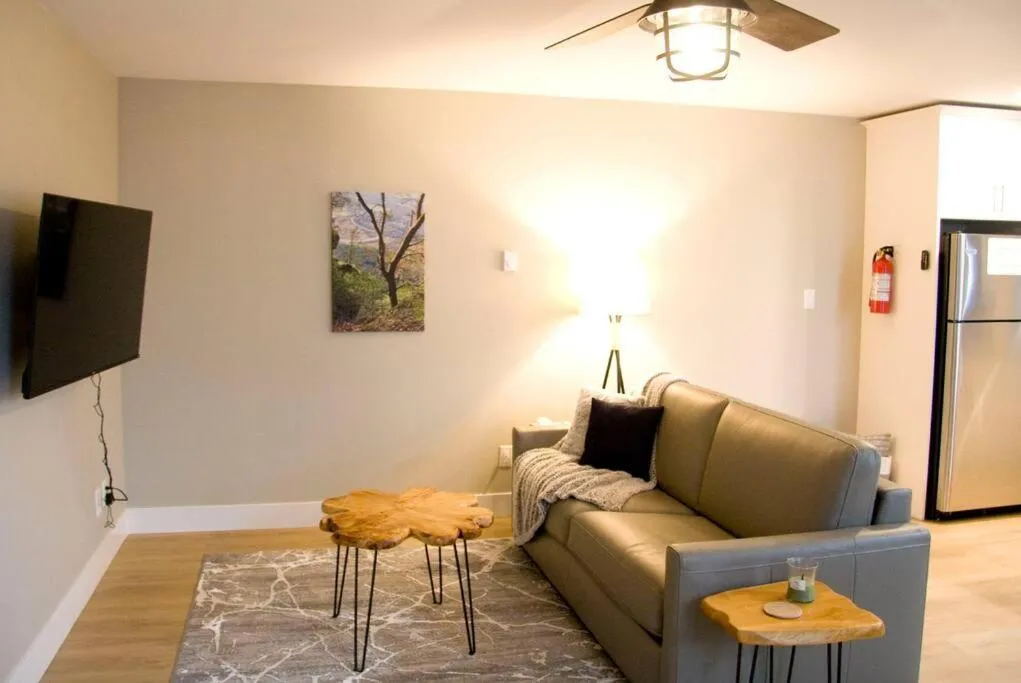 TV and multimedia in M&M's Maple Bay Mountain Guesthouse