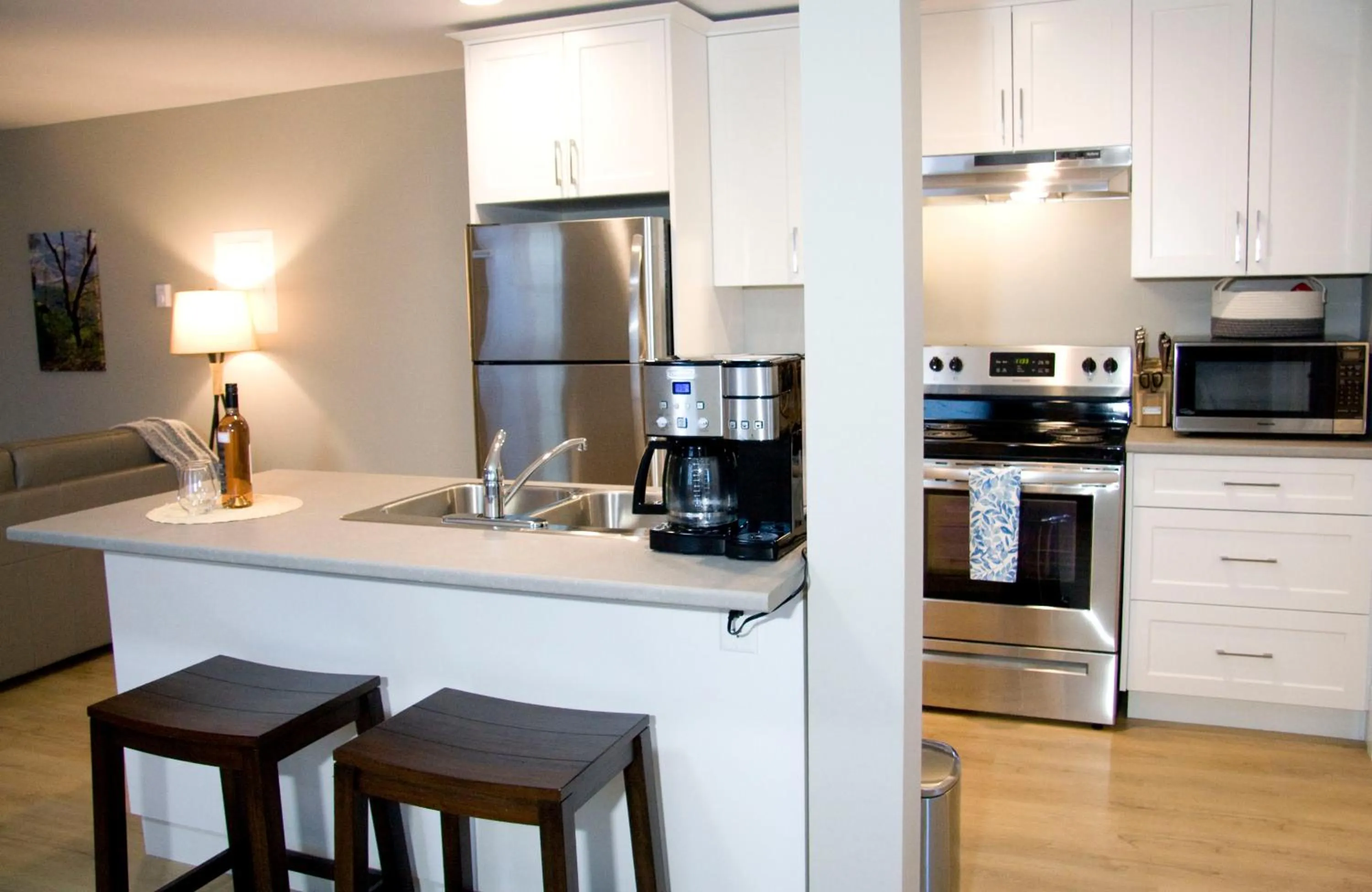 Dining area in M&M's Maple Bay Mountain Guesthouse