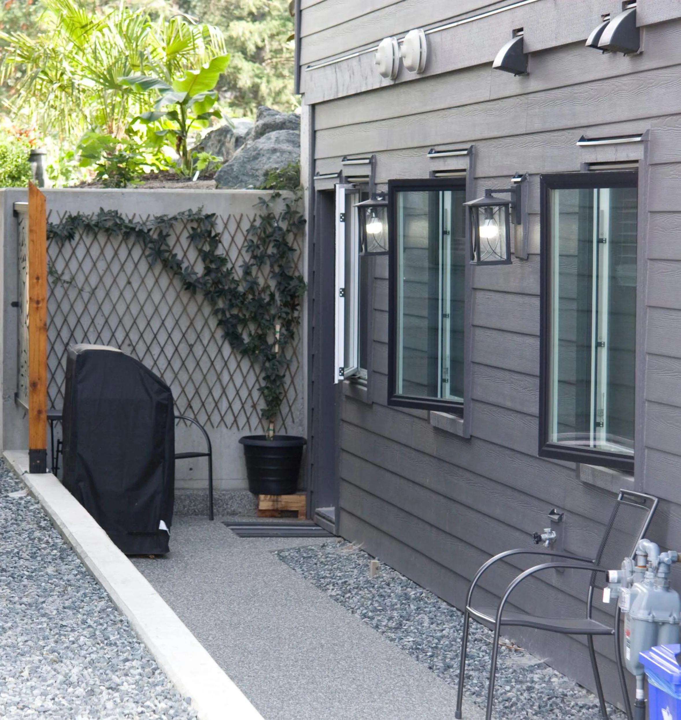 Property building in M&M's Maple Bay Mountain Guesthouse