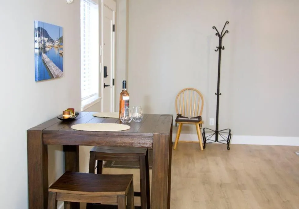 Dining area in M&M's Maple Bay Mountain Guesthouse