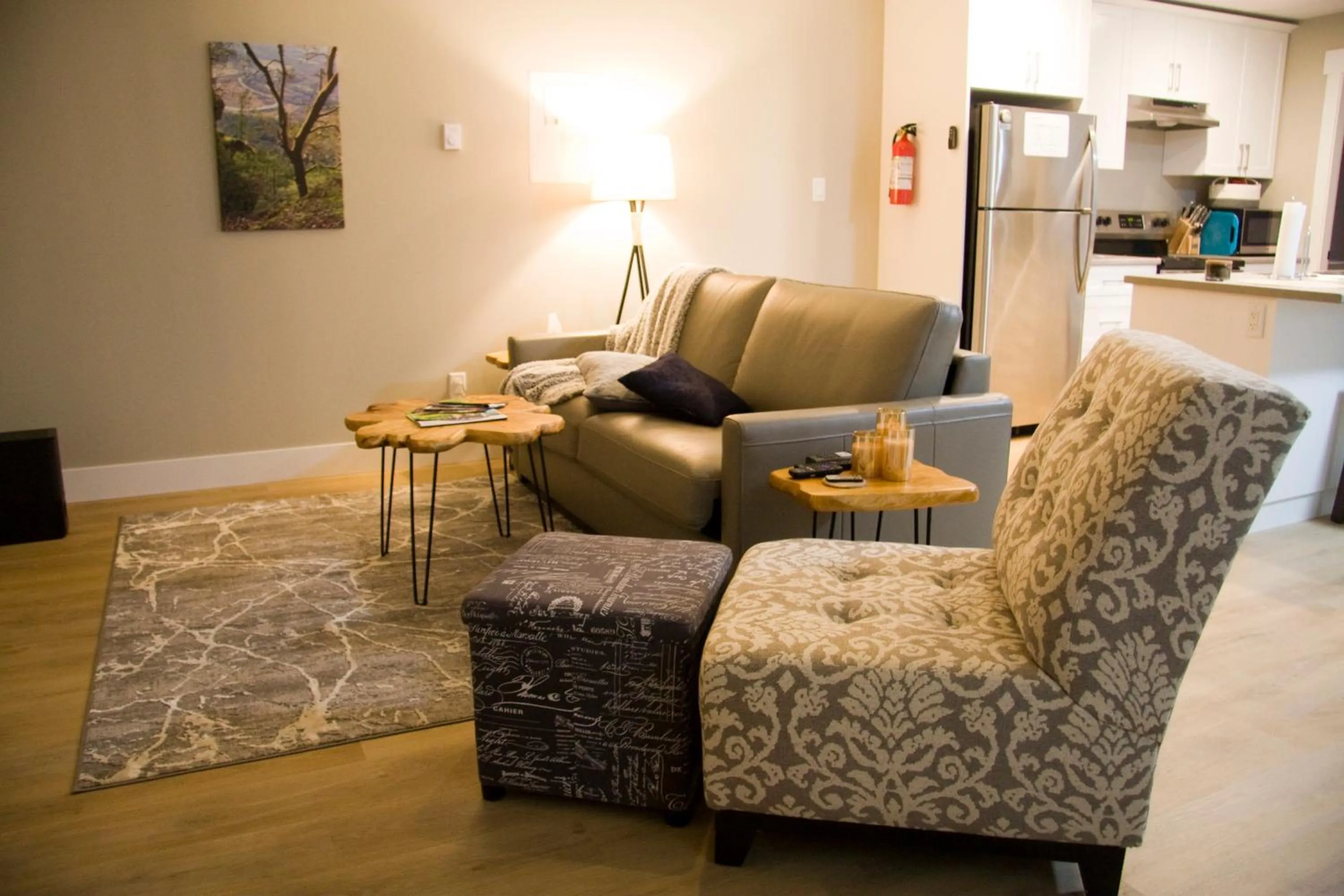 Living room in M&M's Maple Bay Mountain Guesthouse