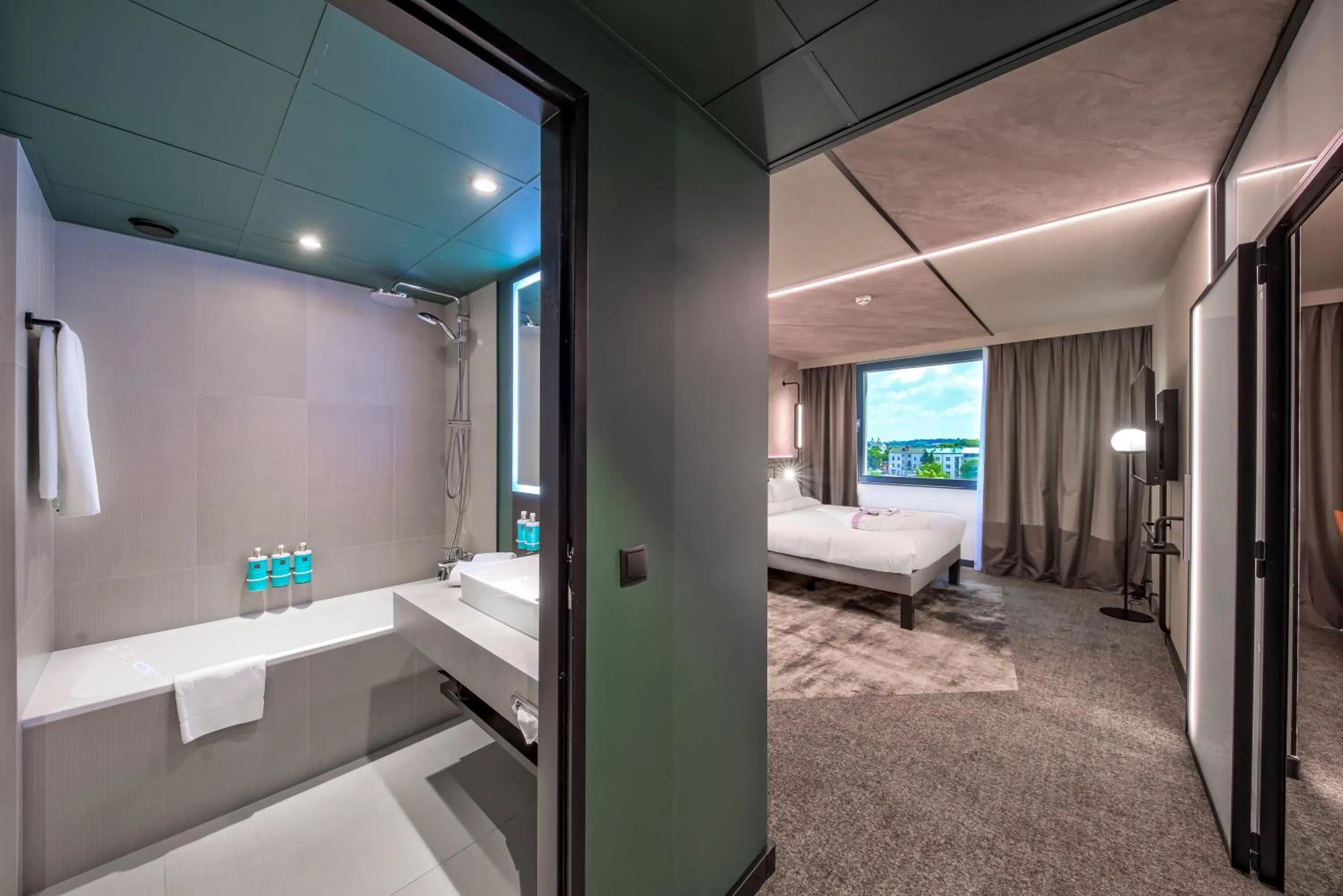 Shower, Bed in Novotel Kraków Centrum