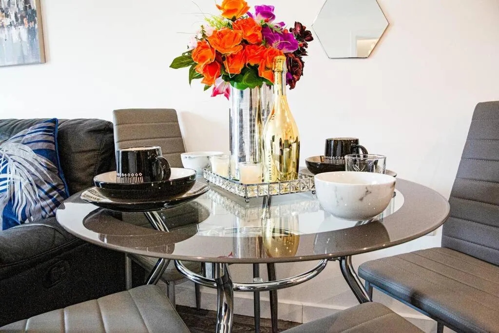 Dining area in A luxury 2 bedroom apartment with 2 free parking