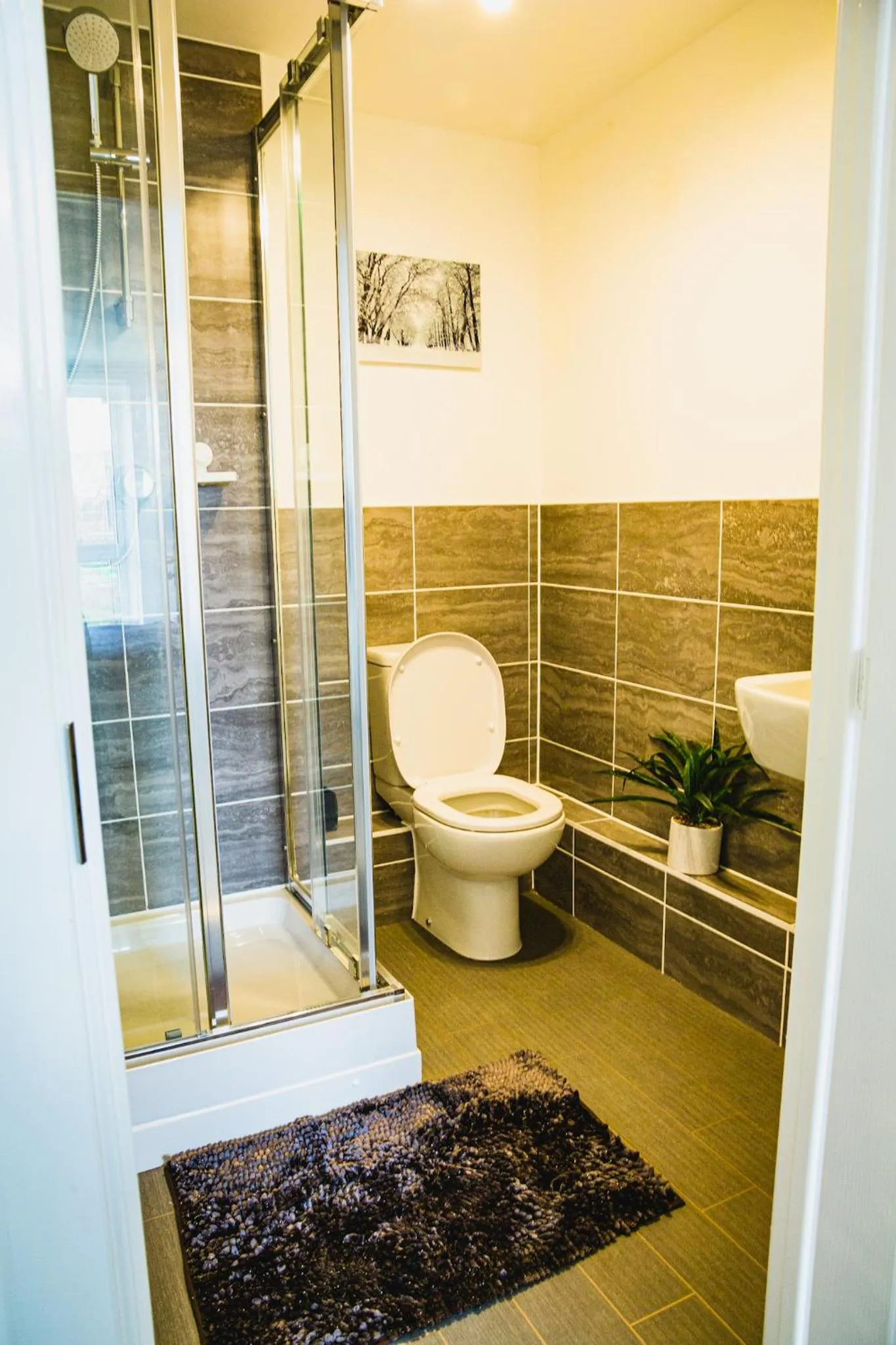 Bathroom in A luxury 2 bedroom apartment with 2 free parking