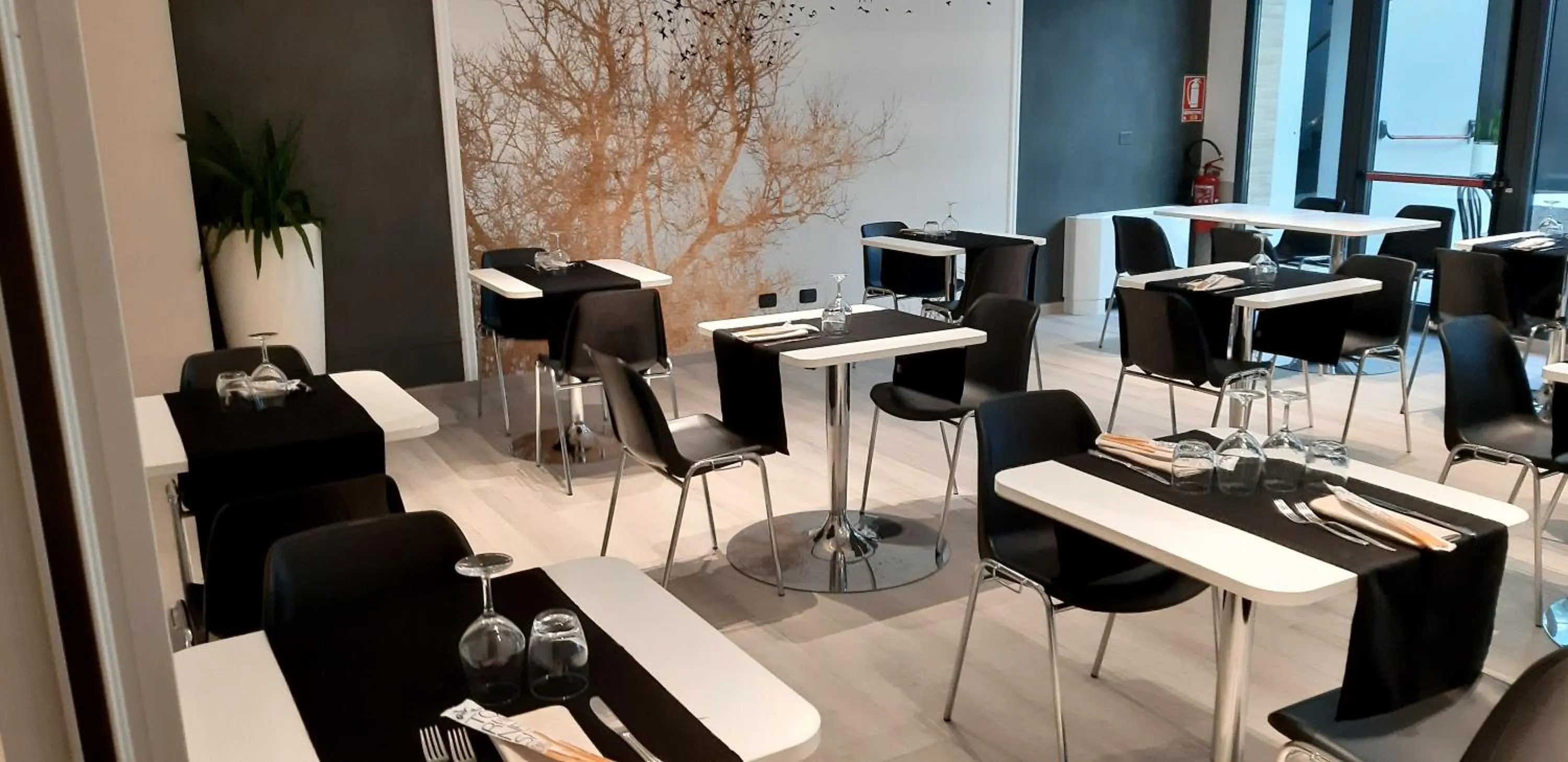 Restaurant/places to eat in Continental Urban Art Hotel