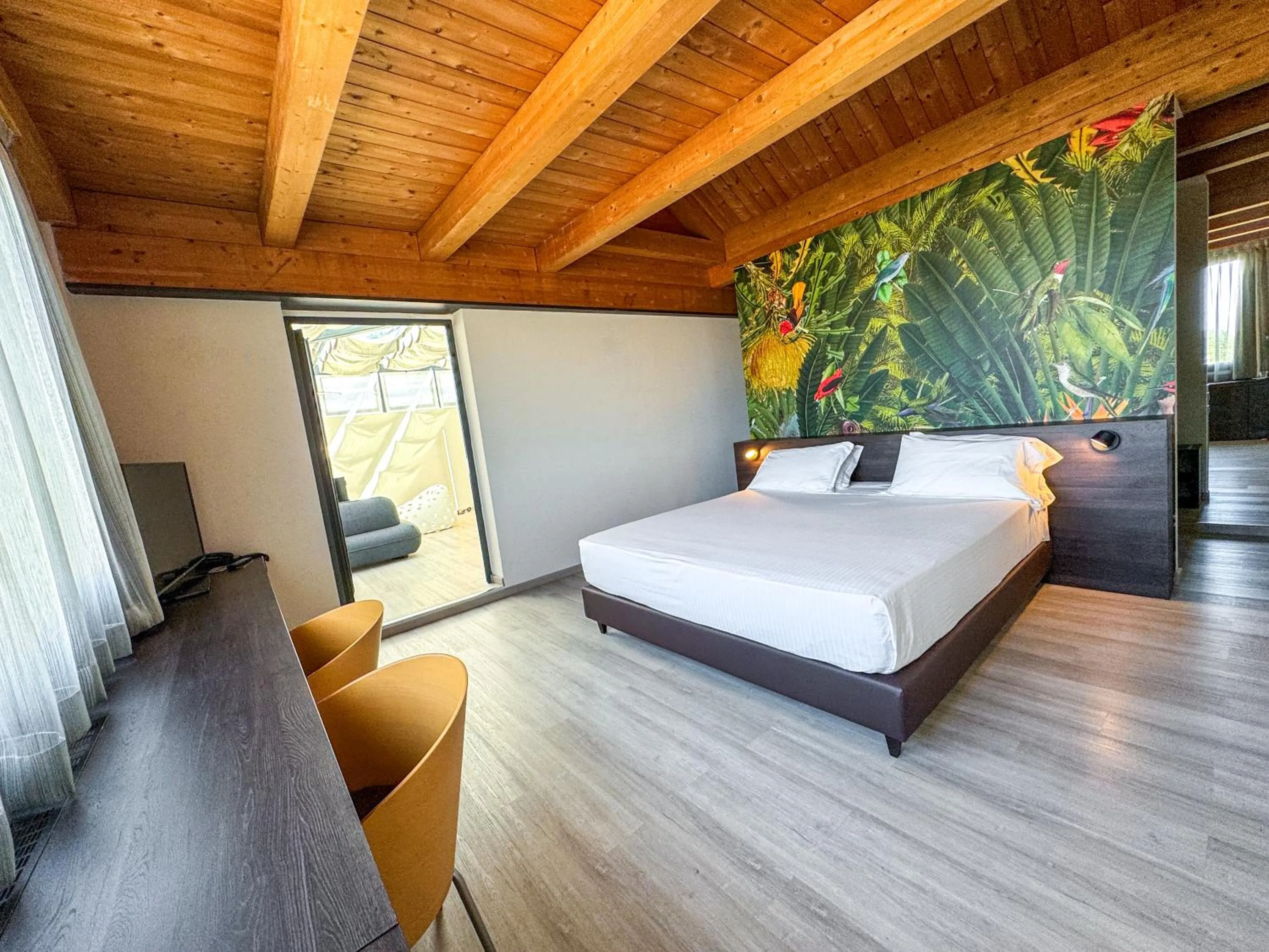 Bedroom, Bed in Continental Urban Art Hotel