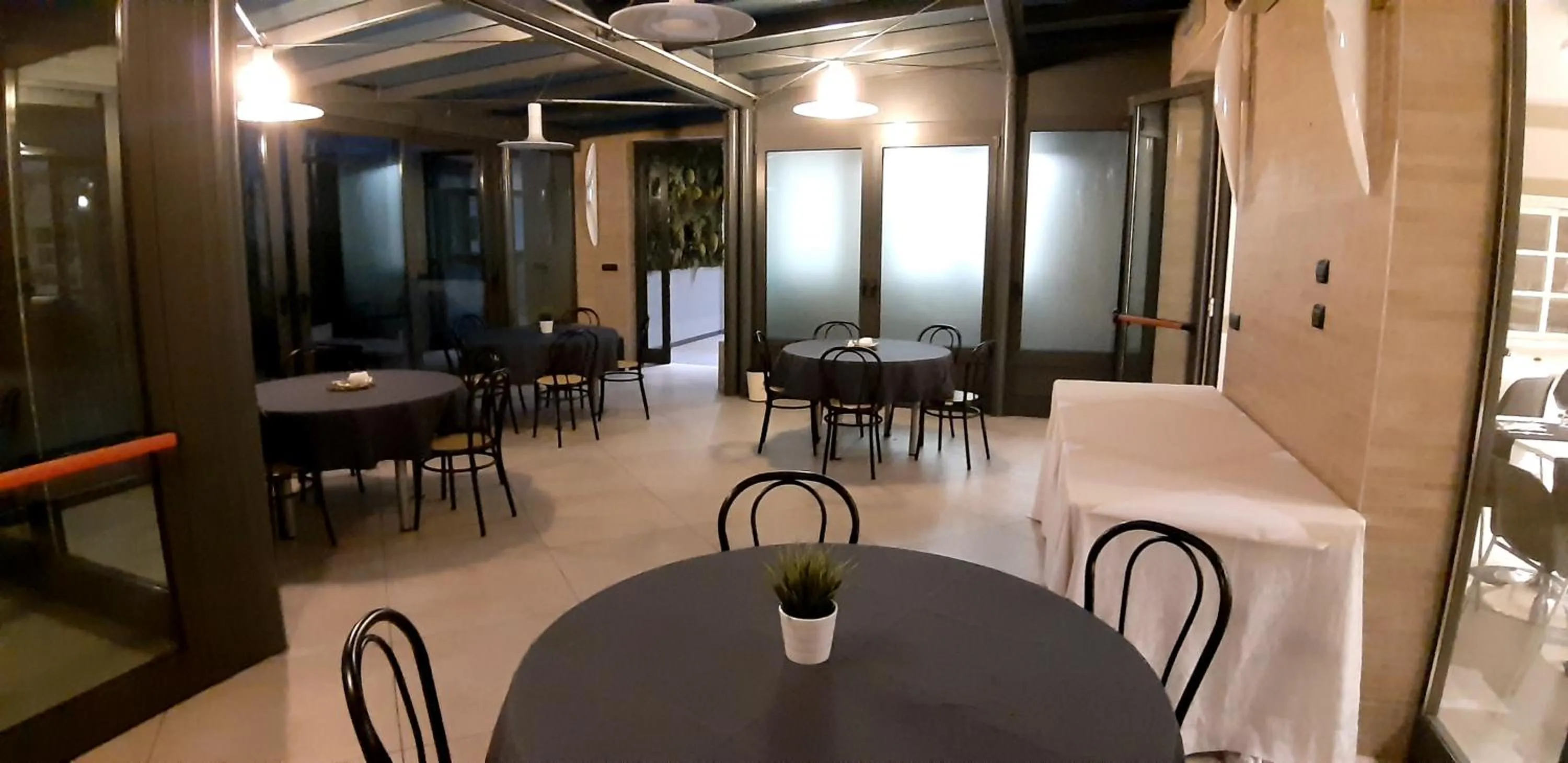 Restaurant/places to eat in Continental Urban Art Hotel